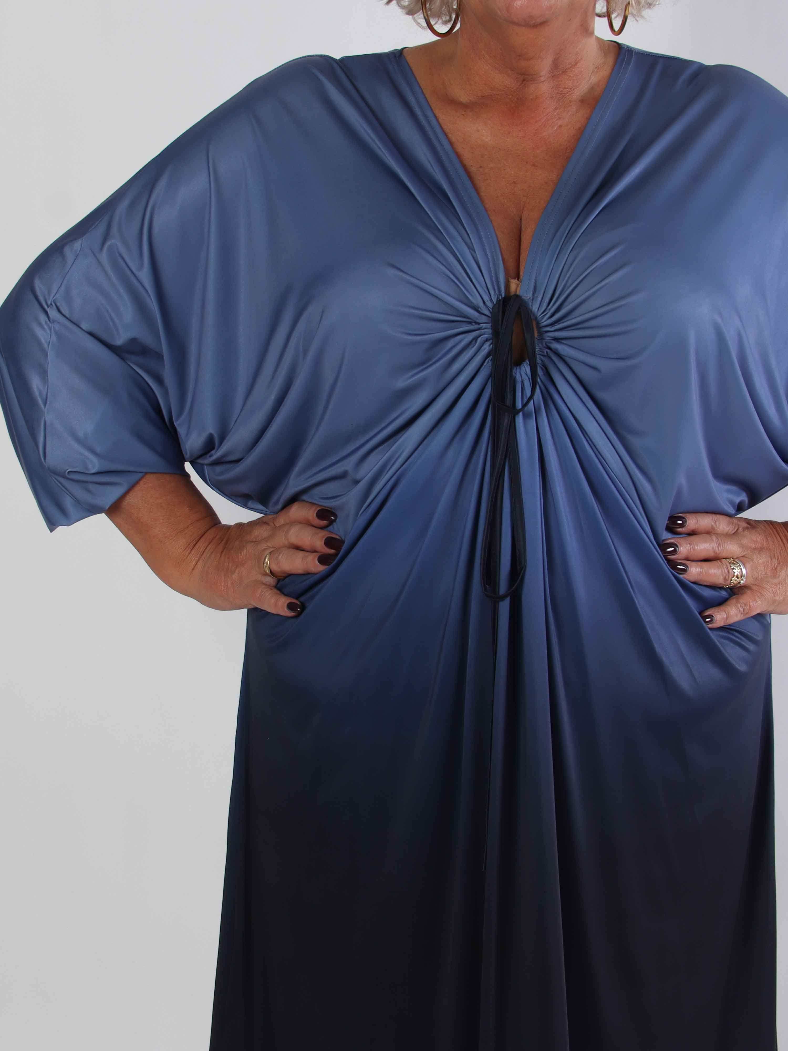 Ismene - Lång plus size tunikaklänning i flera färgnyanser