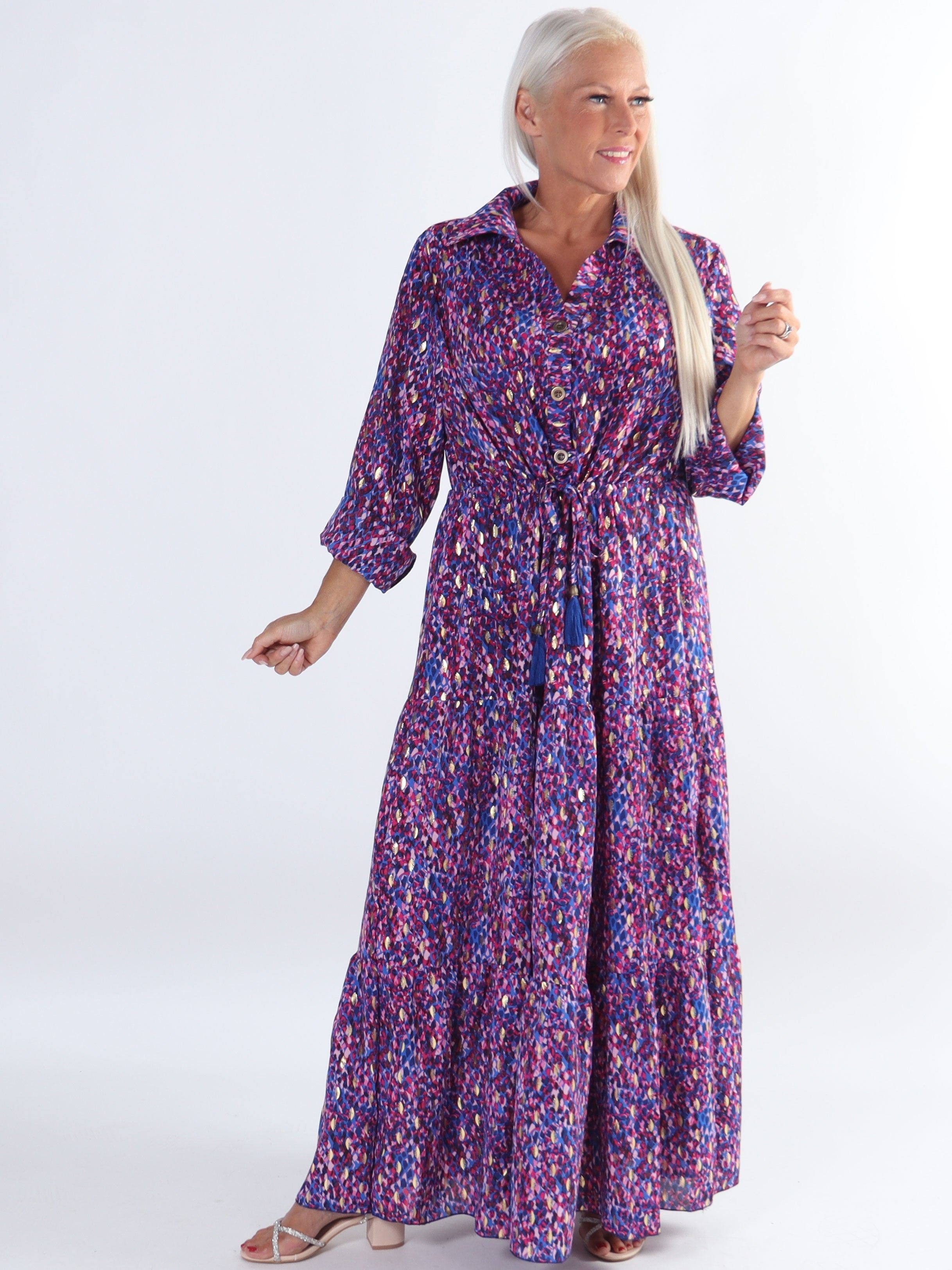 Jamilah - Plus size klänning i lager på lager look med gulddetaljer