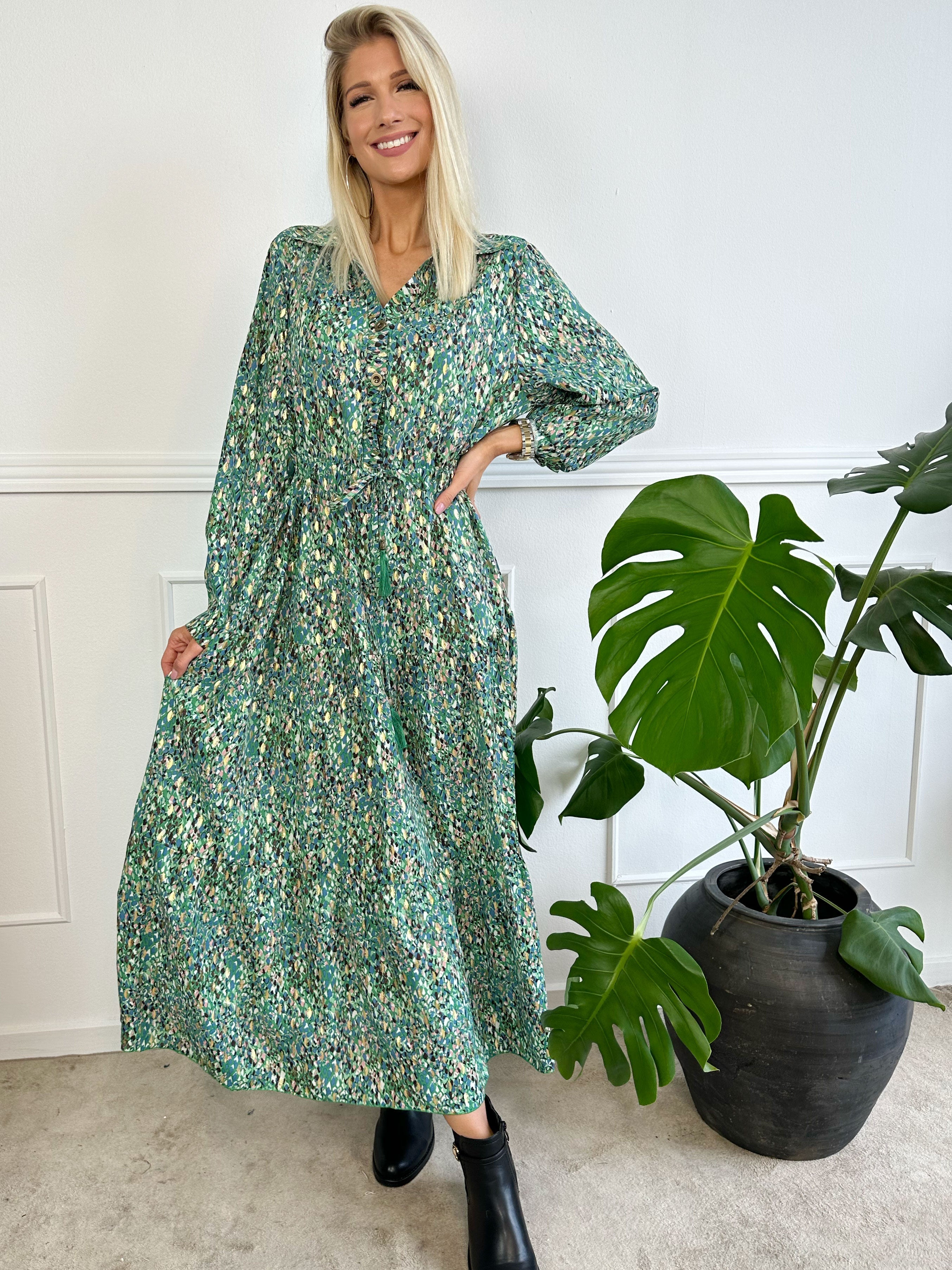 Jamilah - Lång klänning i lager på lager look med gulddetaljer