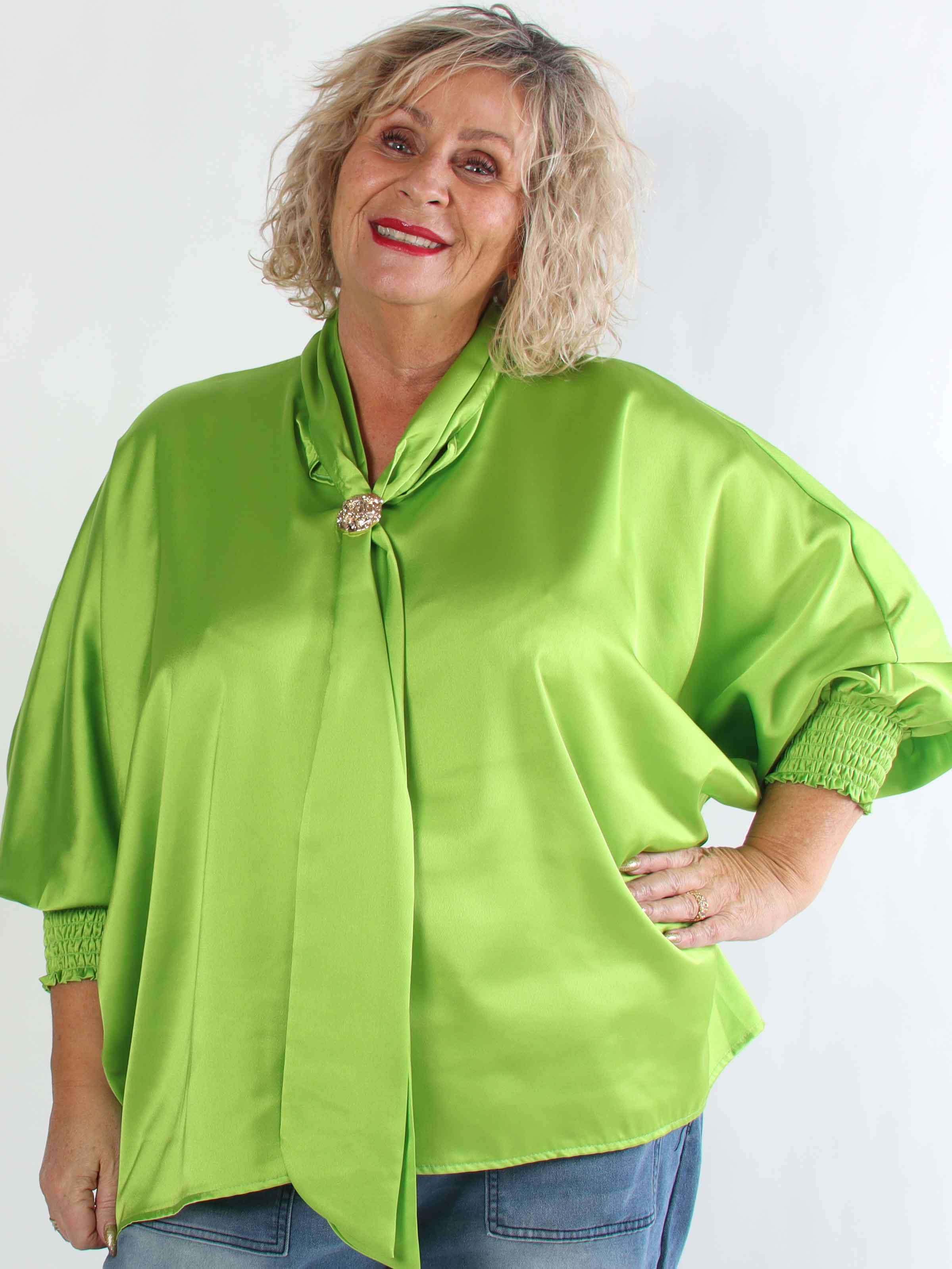 Janai - Sød plus size tunika i silkelook med guld broche