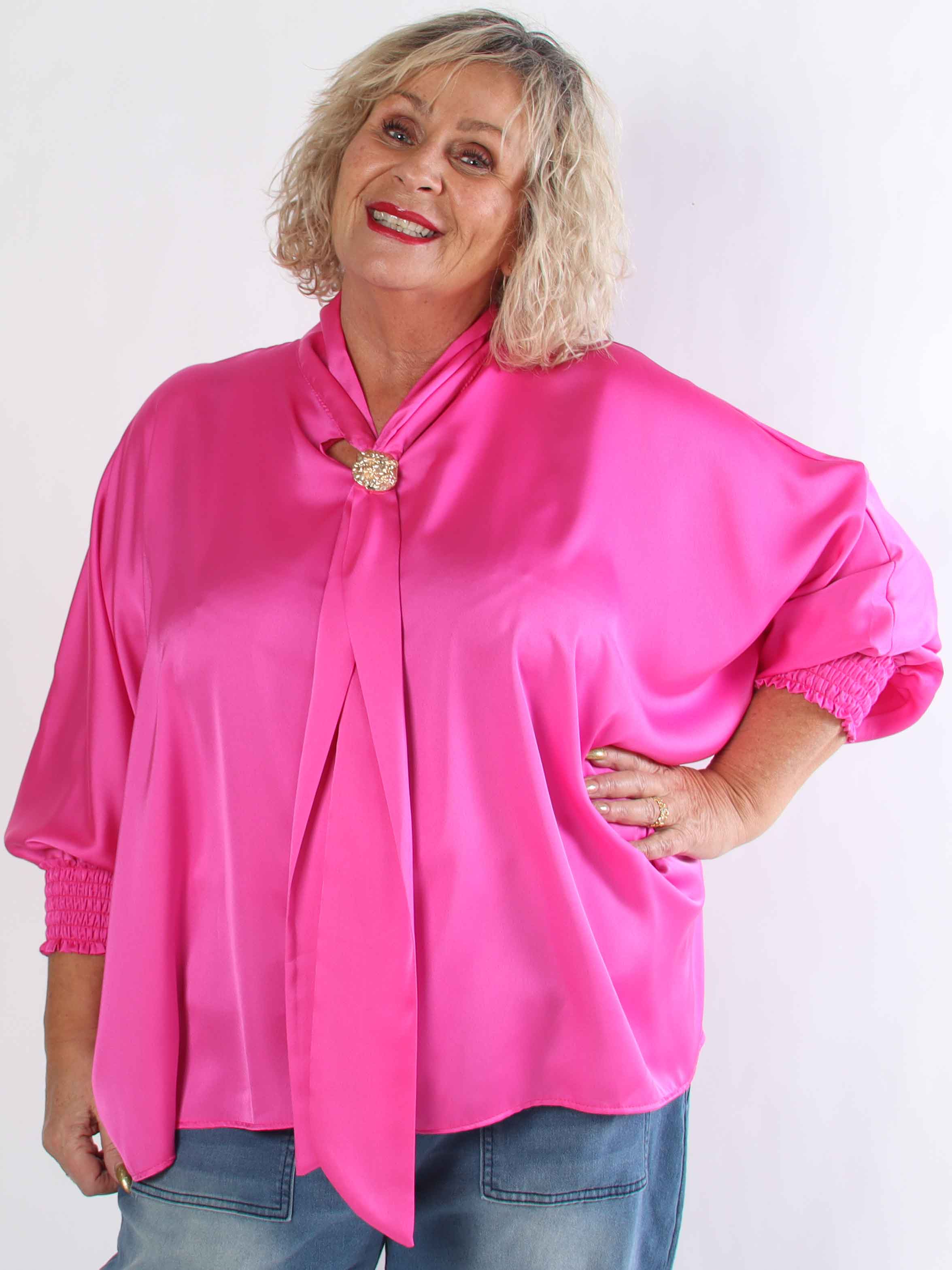 Janai - Sød plus size tunika i silkelook med guld broche
