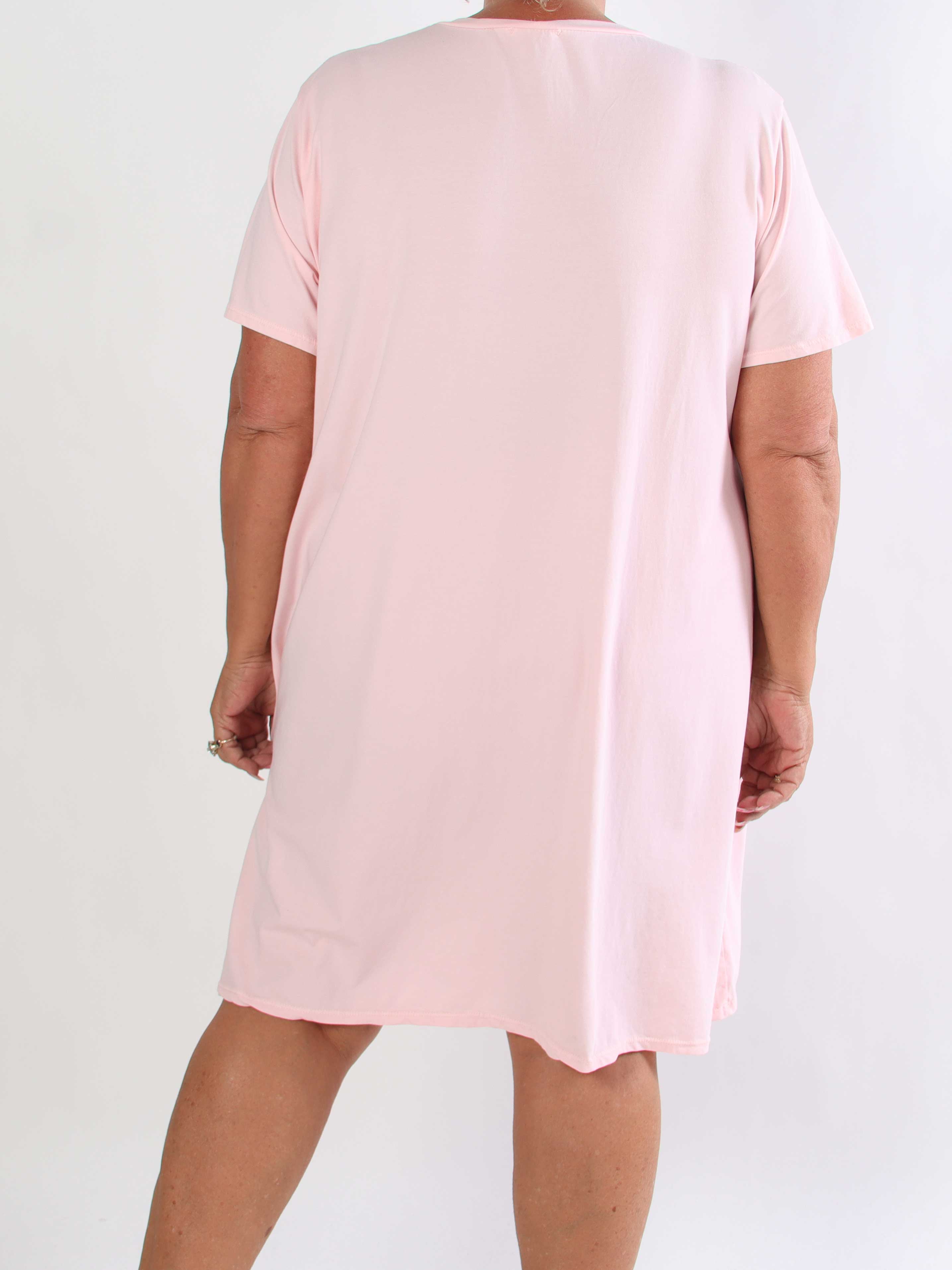 Janina - Blød plus size t-shirtkjole i bomuld med palme på maven