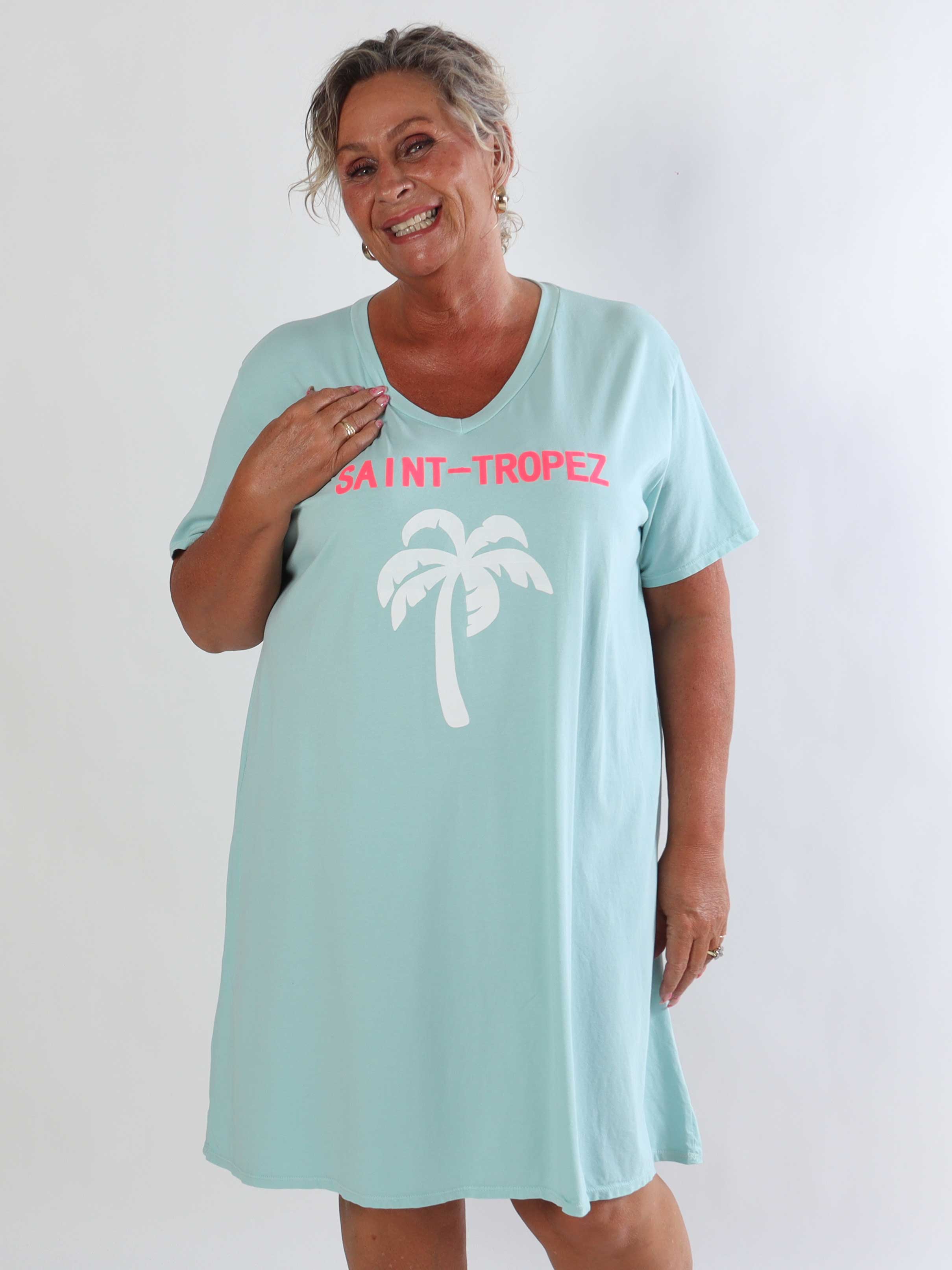 Janina - Blød plus size t-shirtkjole i bomuld med palme på maven