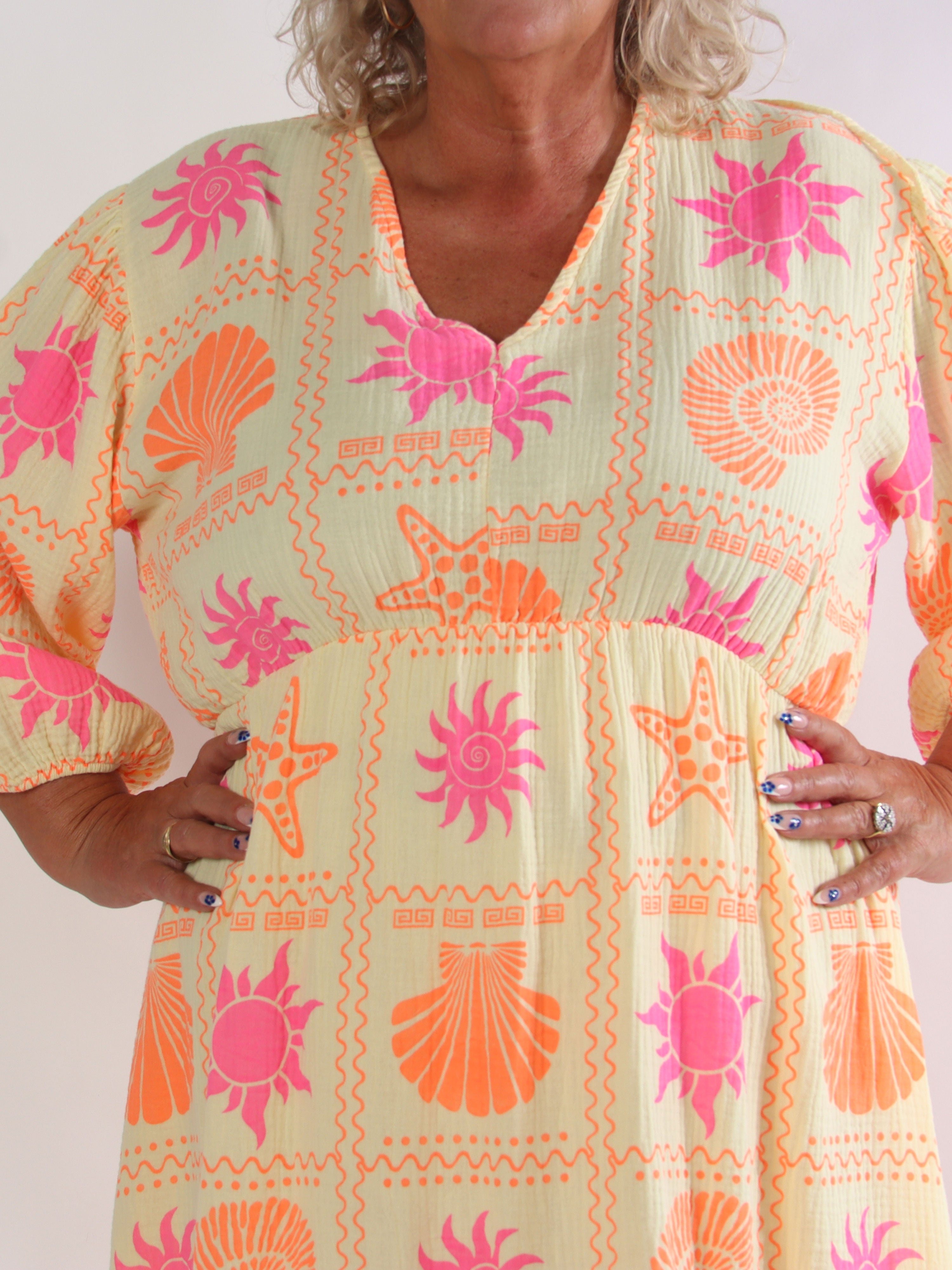 Jasmin - Lång plus size klänning i mjukt muslintyg med färgglada motiv