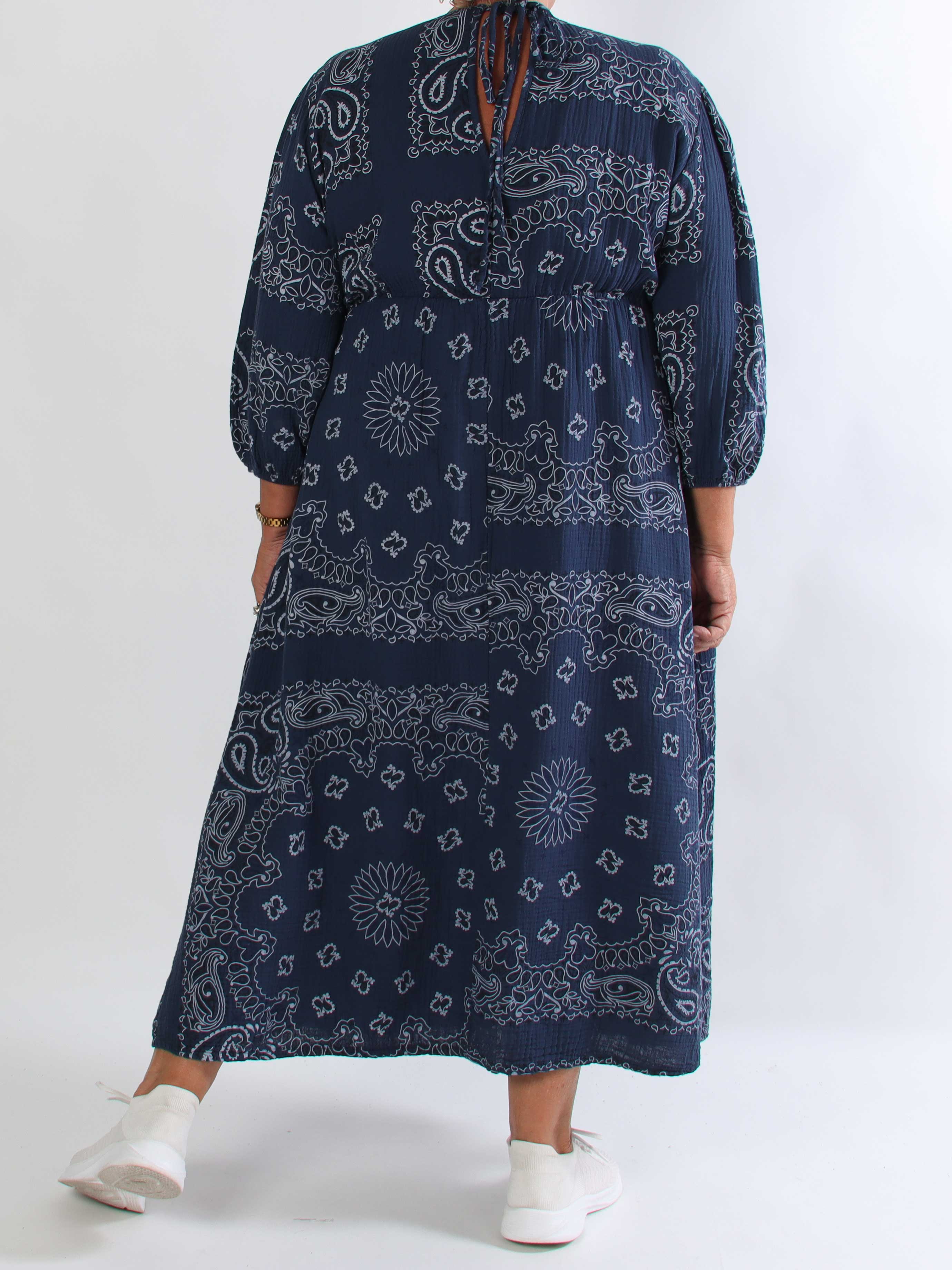 Jasmin Paisley – Plus size klänning i mjuk bomullsmuslin med paisleymönster