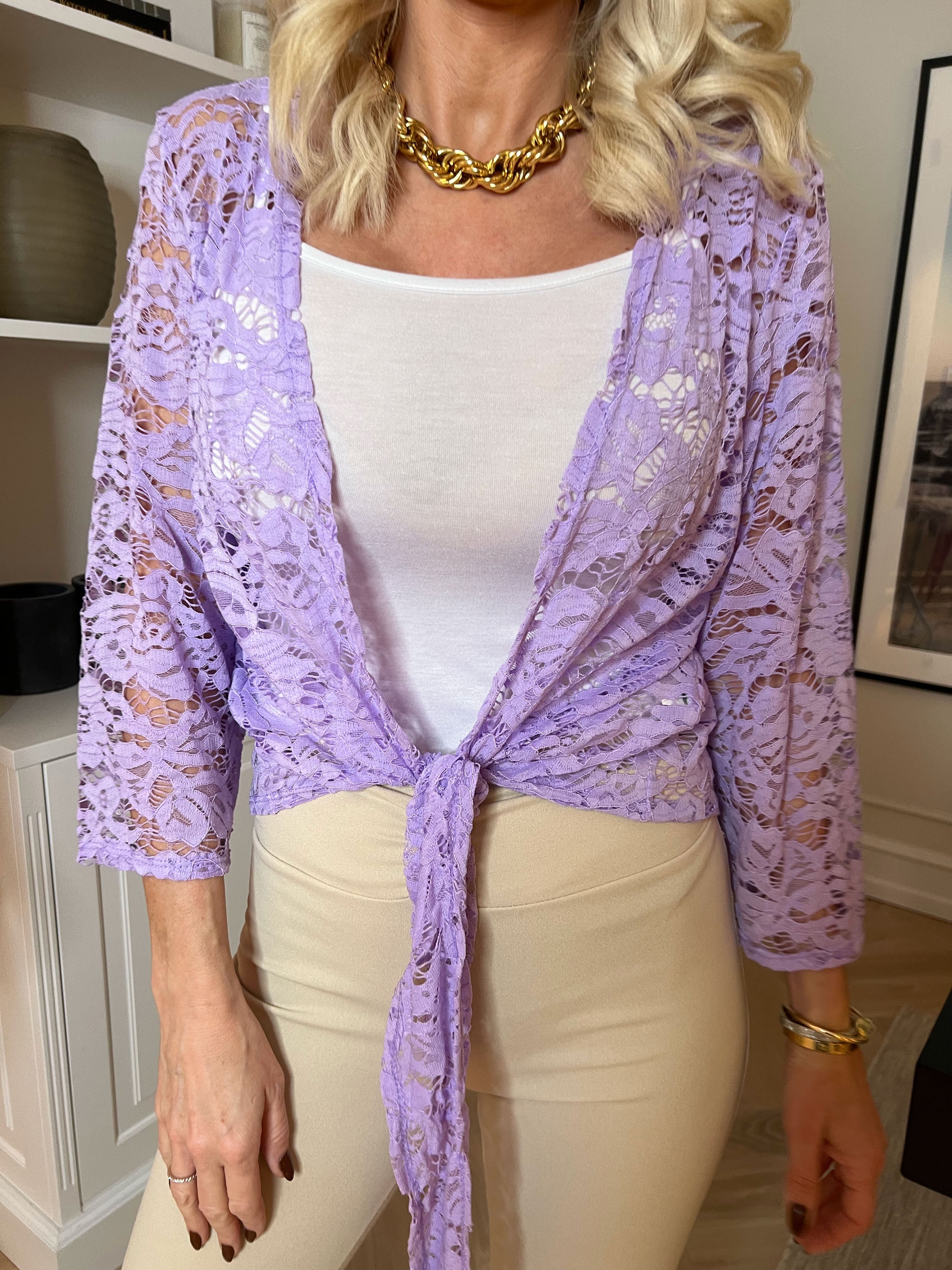 Jen - Kort blondecardigan med mulighed for knude foran