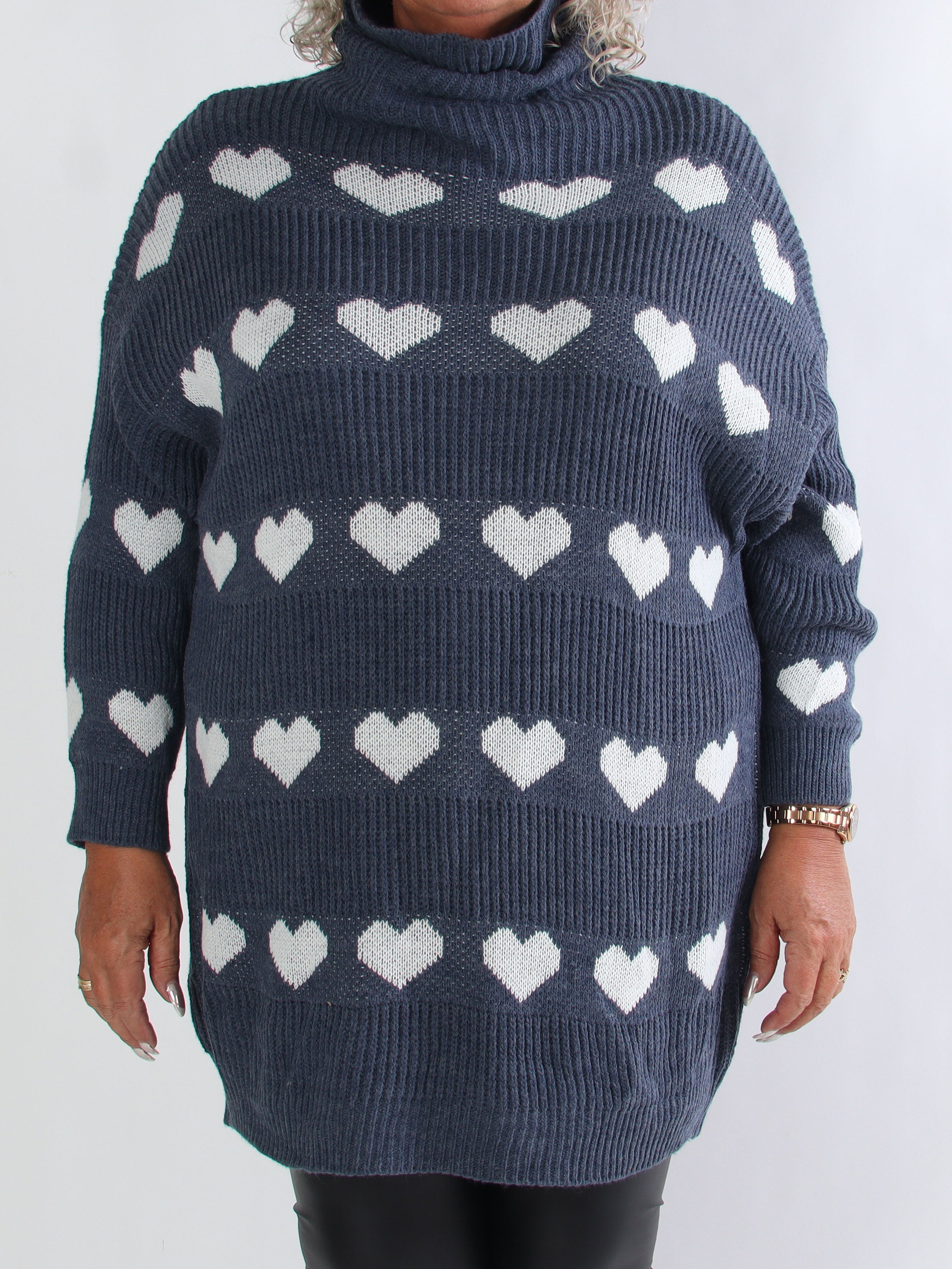 Jody - Stickad plus size klänning med hjärtan och polokrage