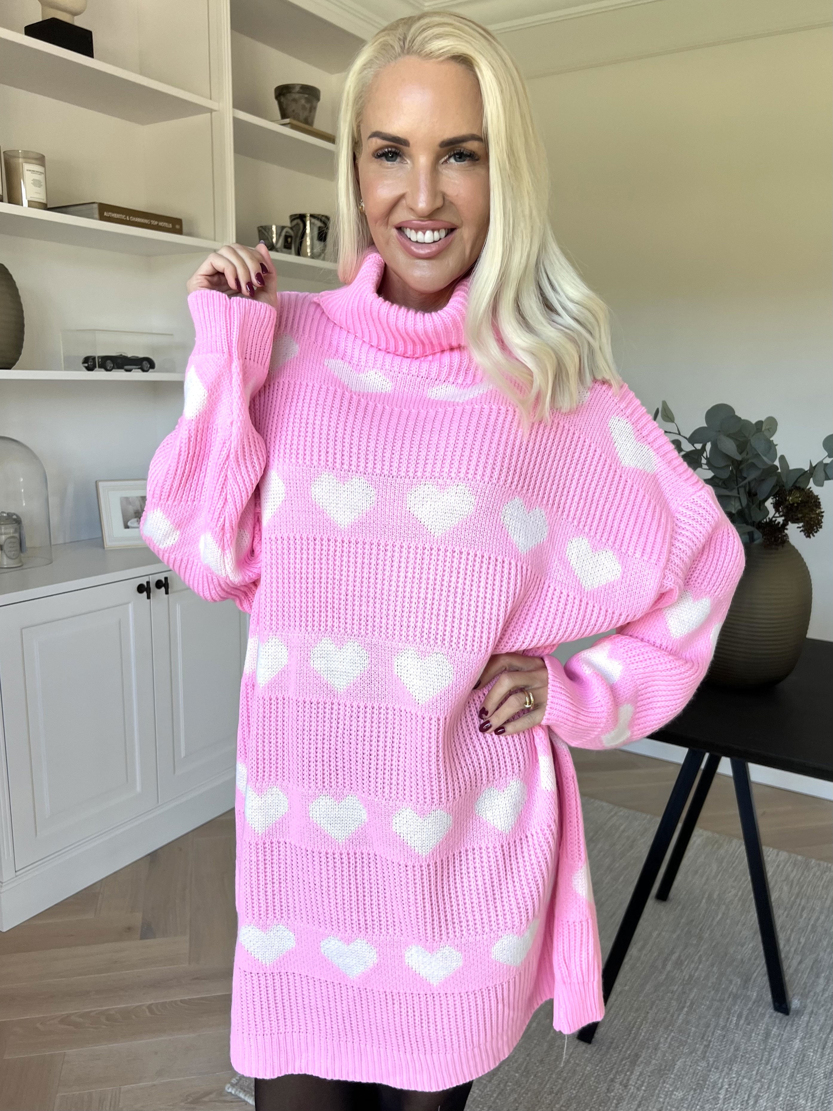 Jody - Stickad klänning med hjärtan och polokrage
