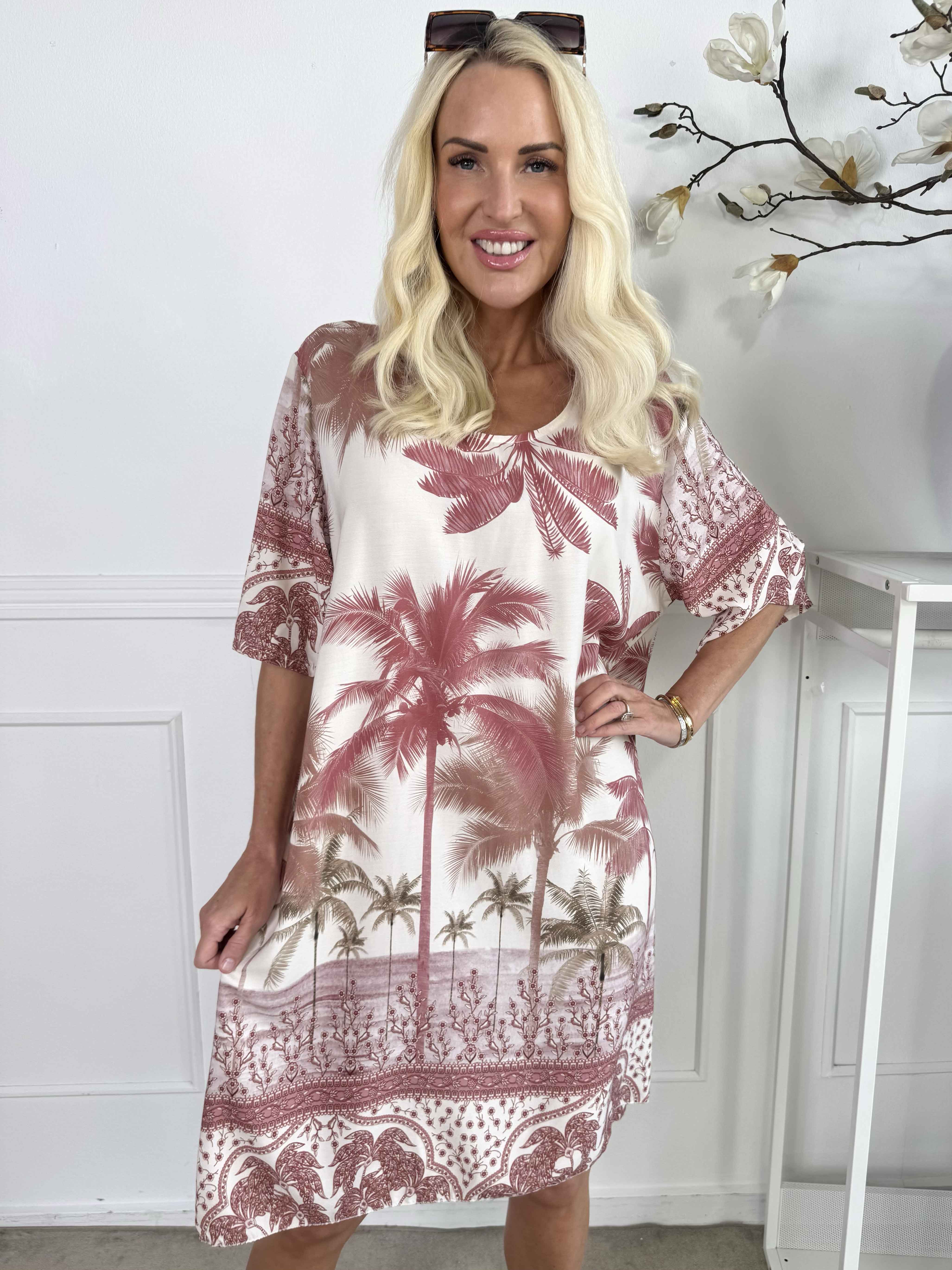 Julia - Sommarklänning med palmer och mönster