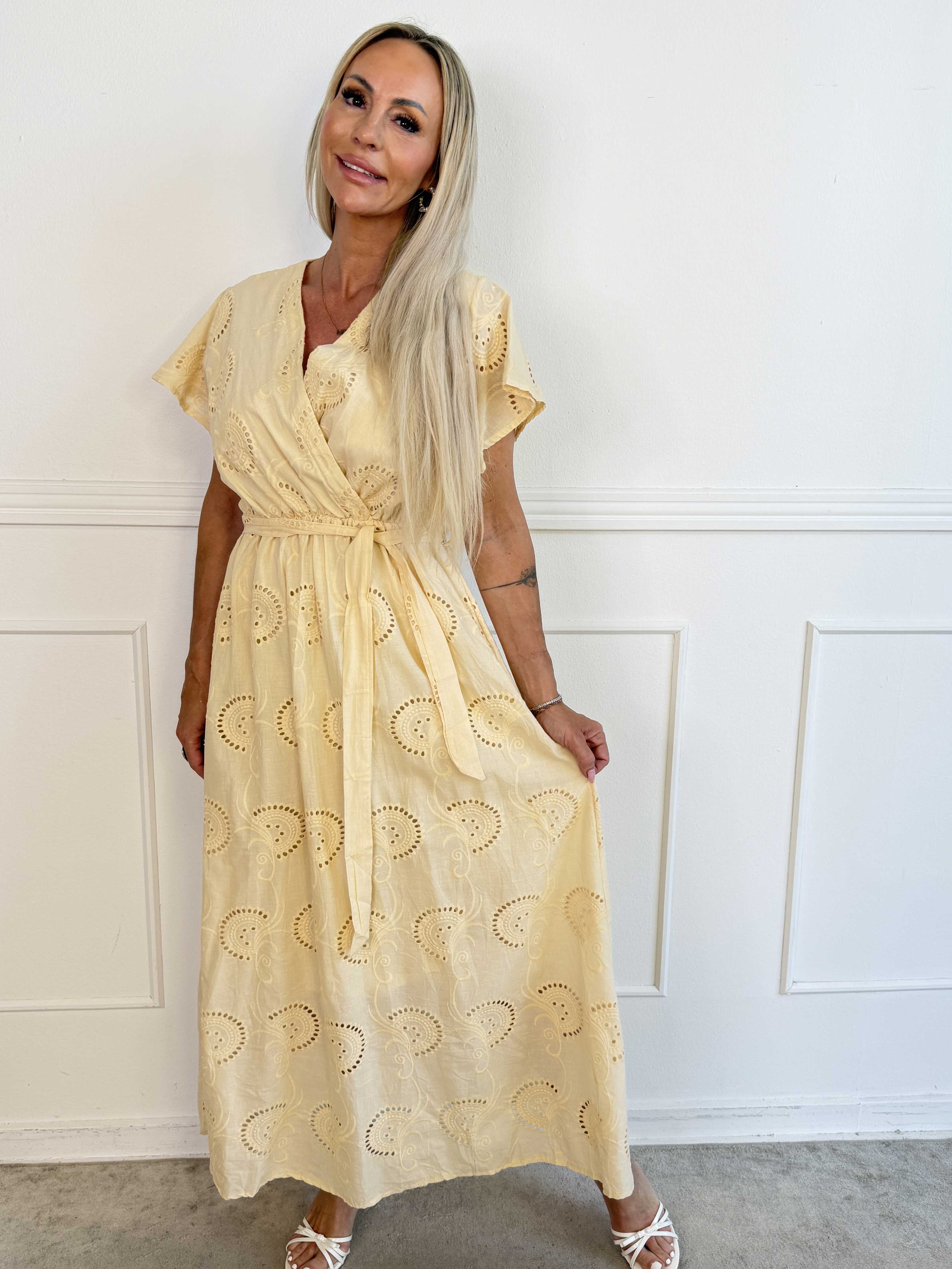 Junia - Sød sommerkjole med broderie anglaise i viskose