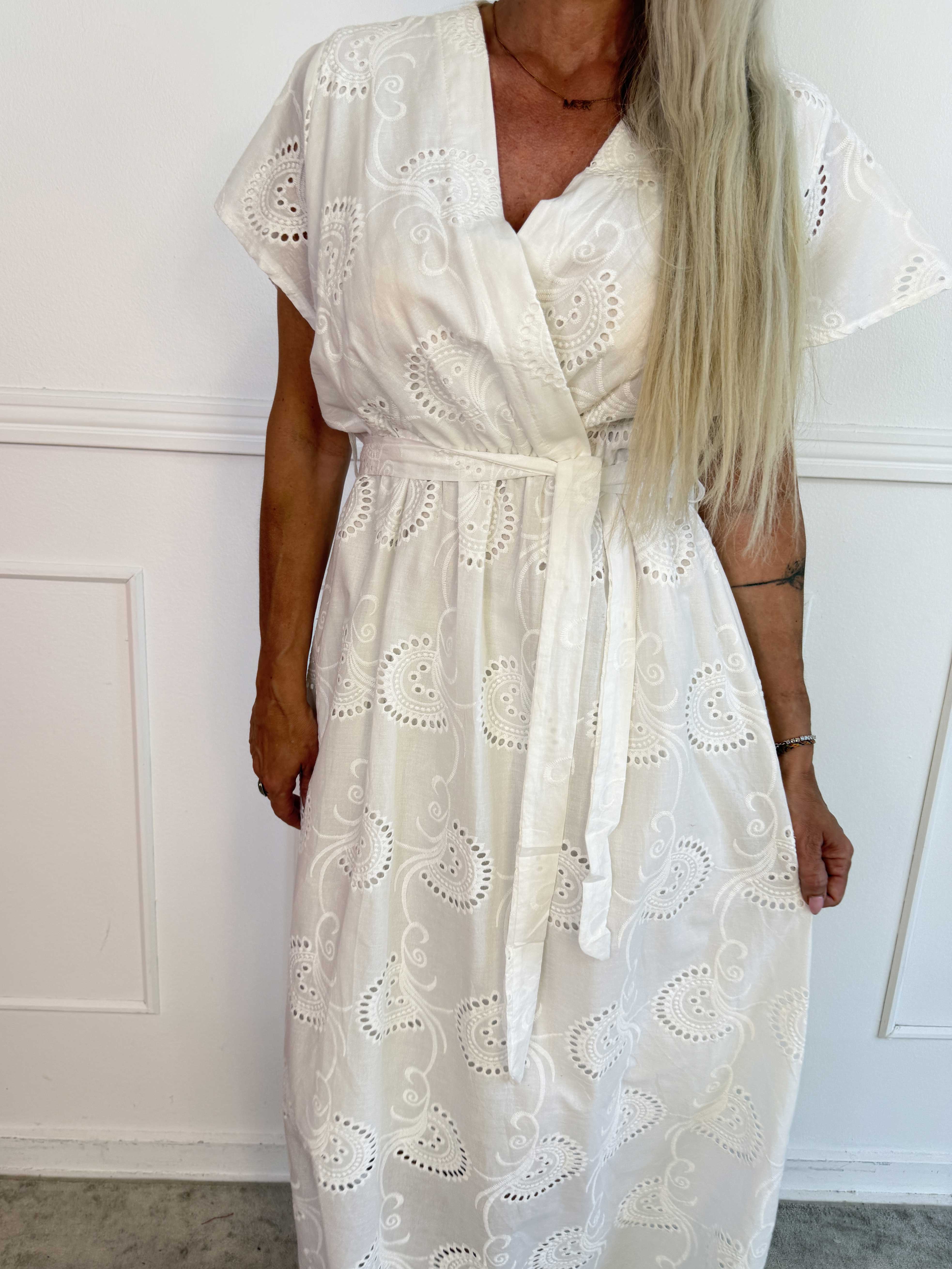 Junia - Sød sommerkjole med broderie anglaise i viskose