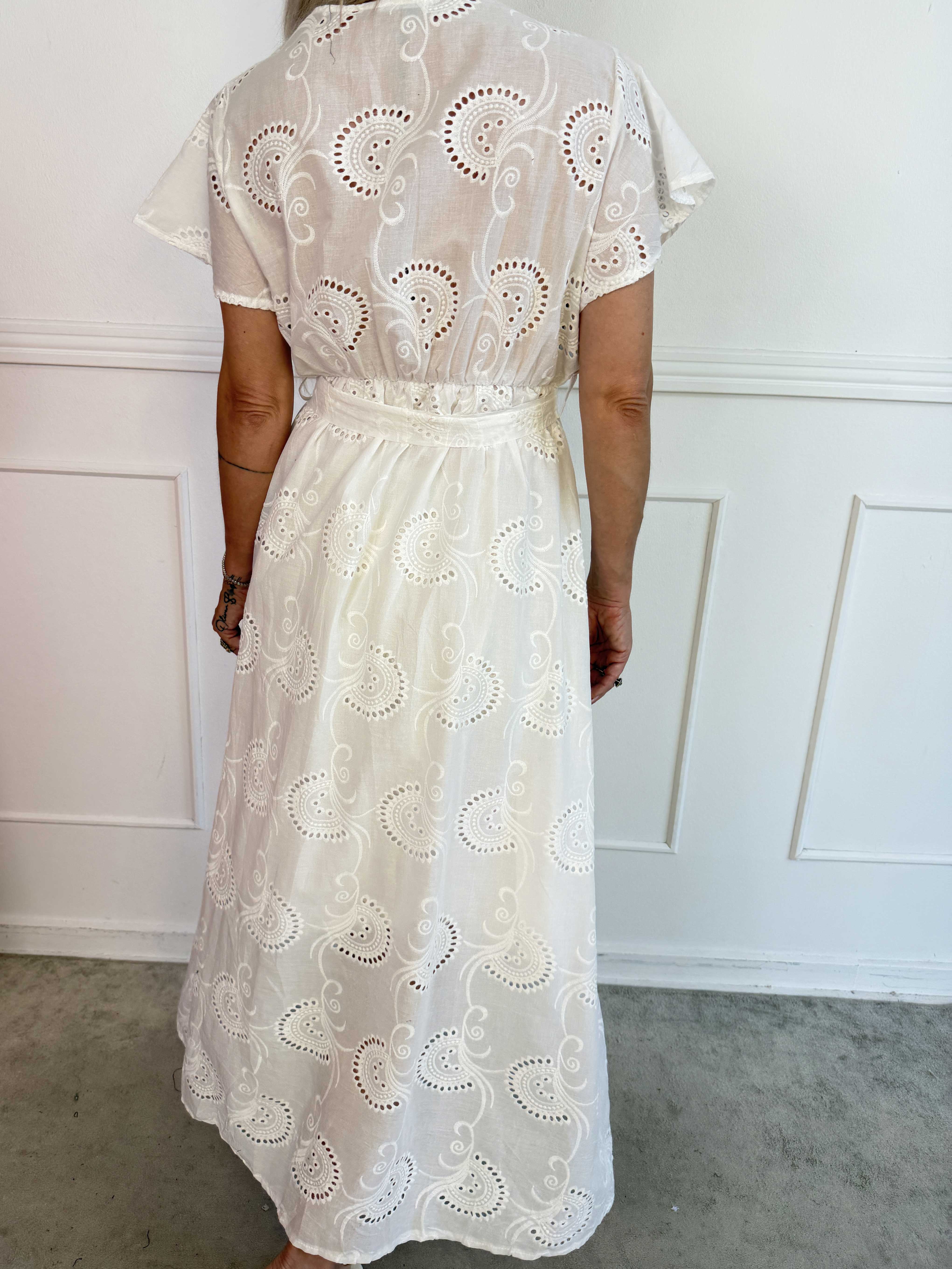 Junia - Sød sommerkjole med broderie anglaise i viskose