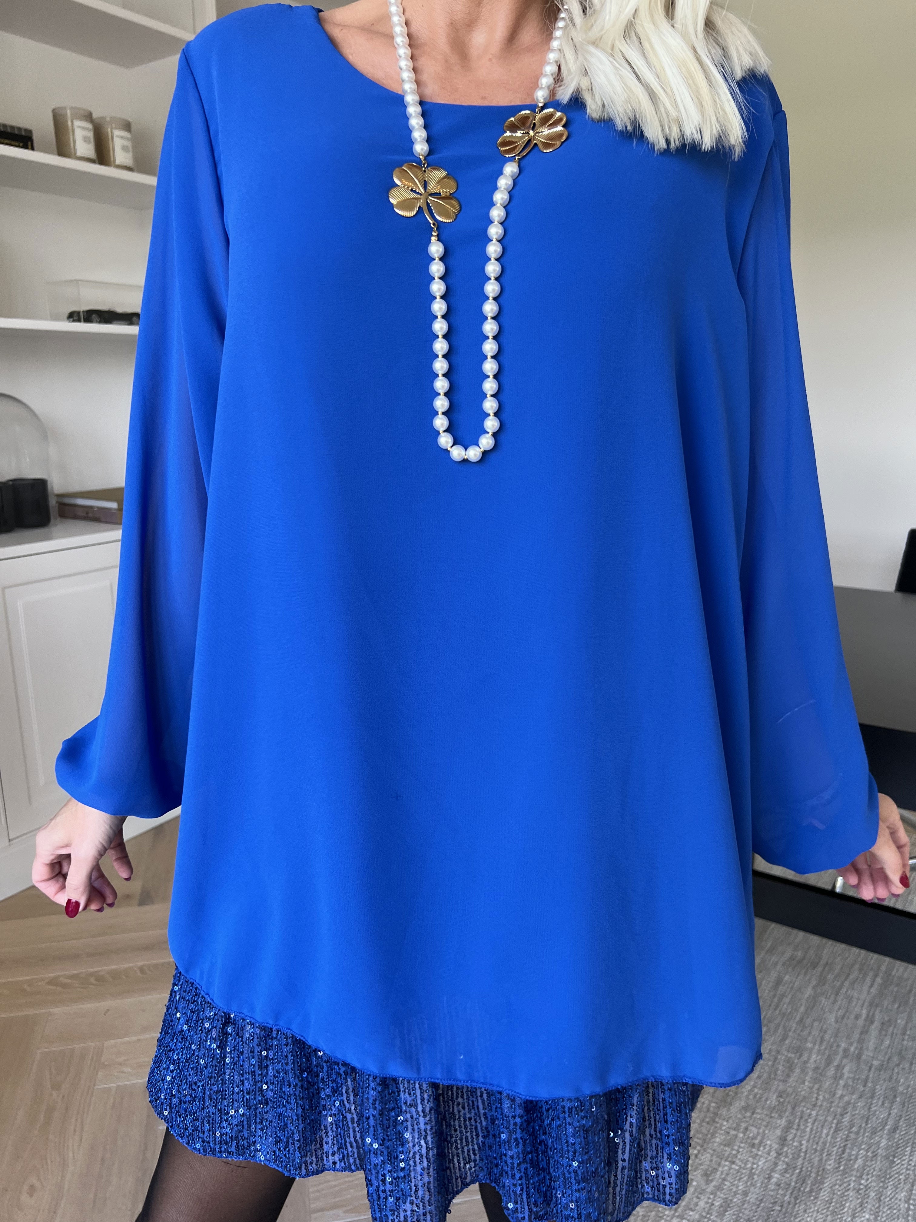 Kamilla - Festredo tunikaklänning med chiffonglager och paljetter