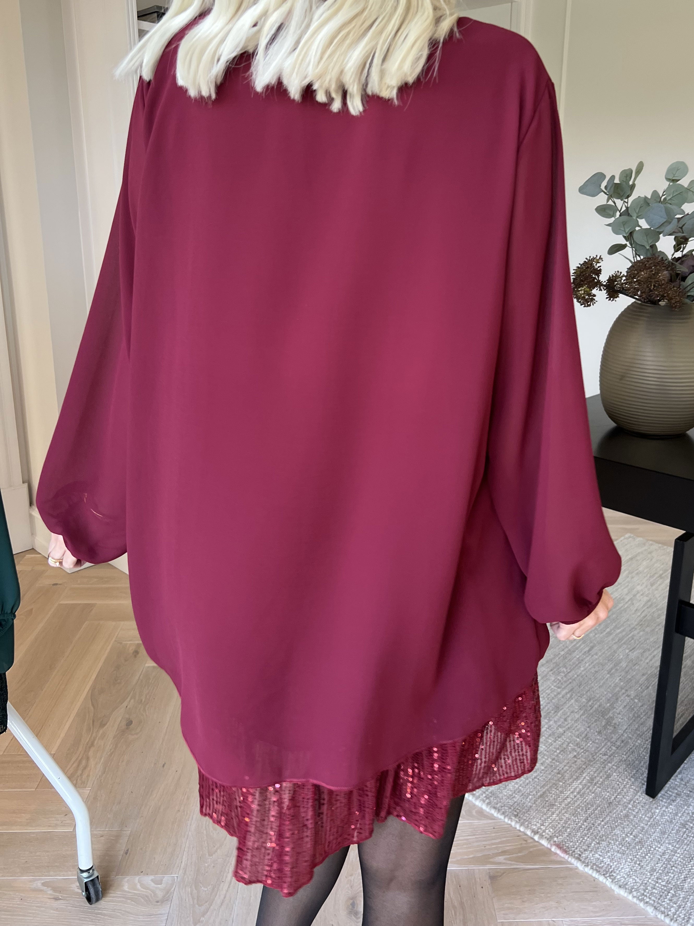 Kamilla - Festredo tunikaklänning med chiffonglager och paljetter