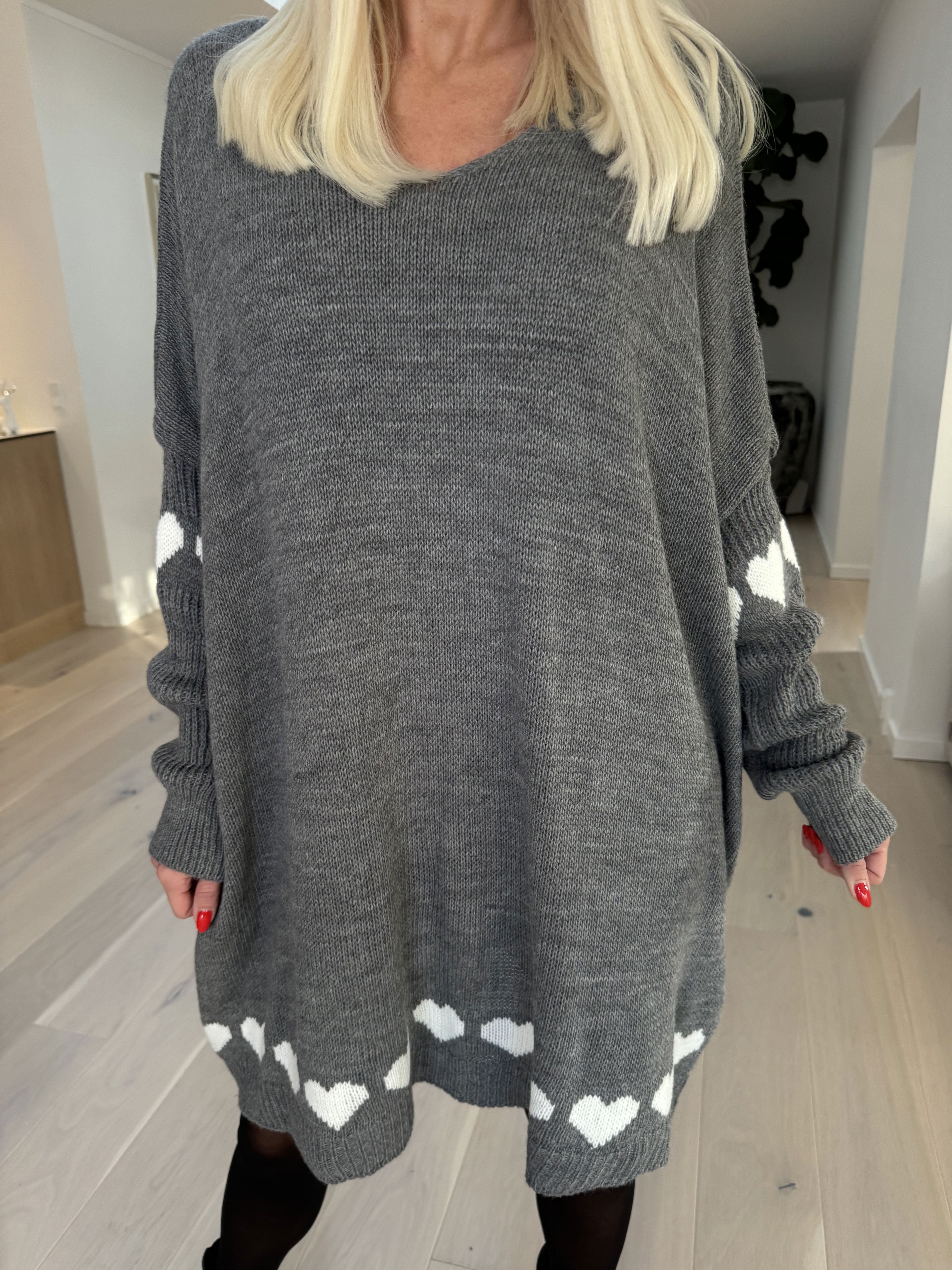 Katerina - Stickad klänning med söta hjärtdetaljer