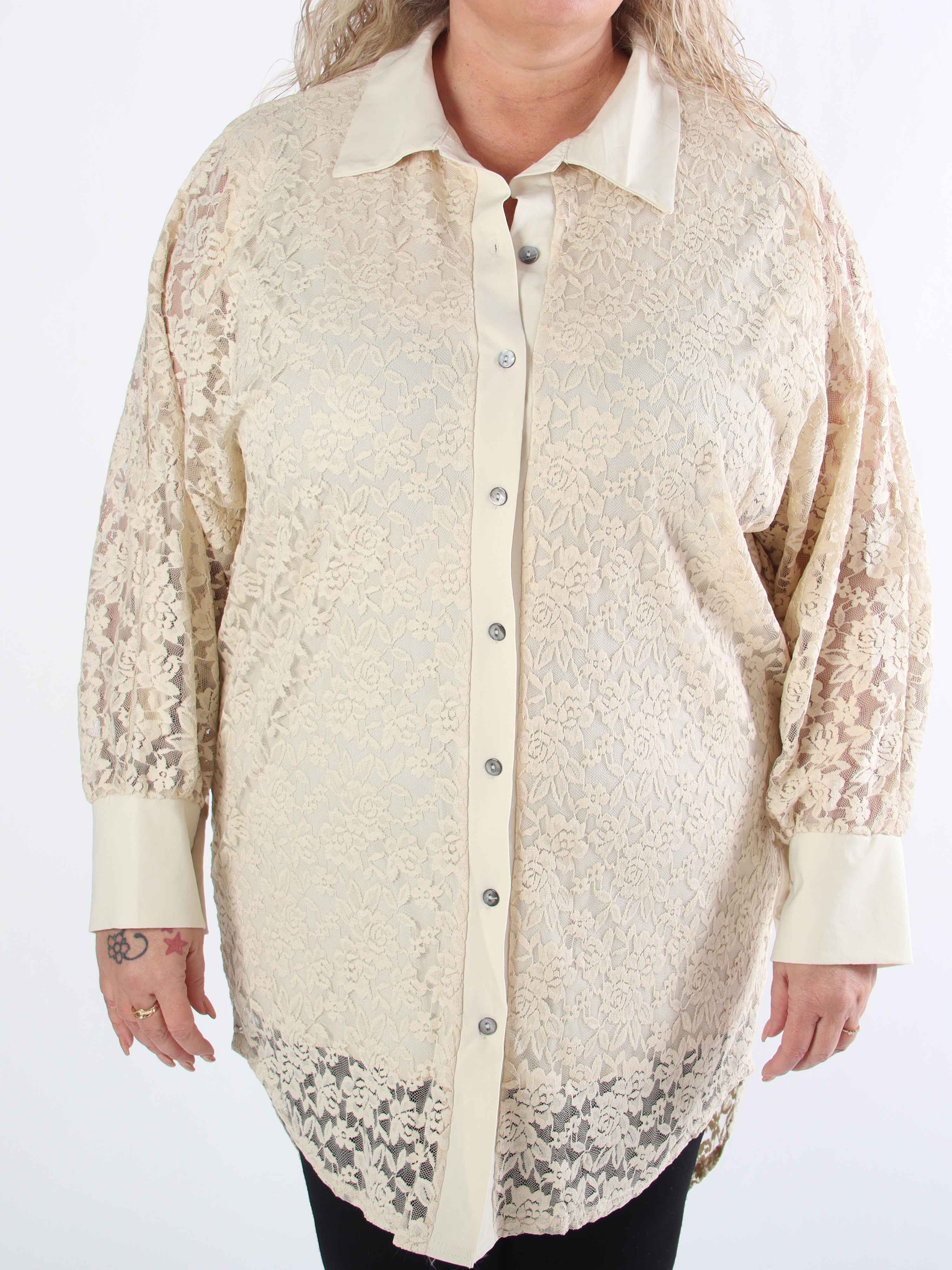 Katherine - Söt plus size-skjorta i spets