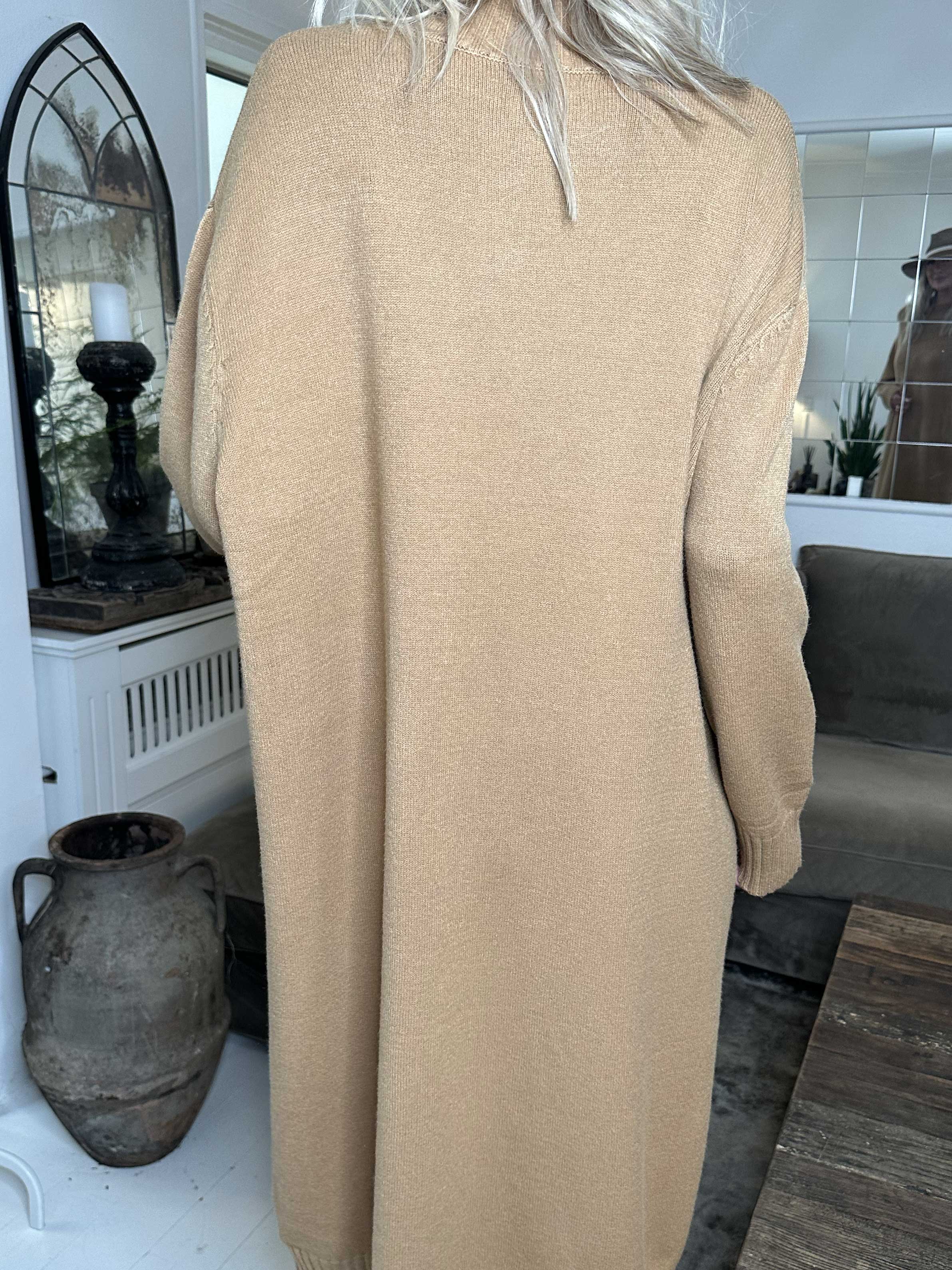 Katia - Snygg mjuk stickad klänning