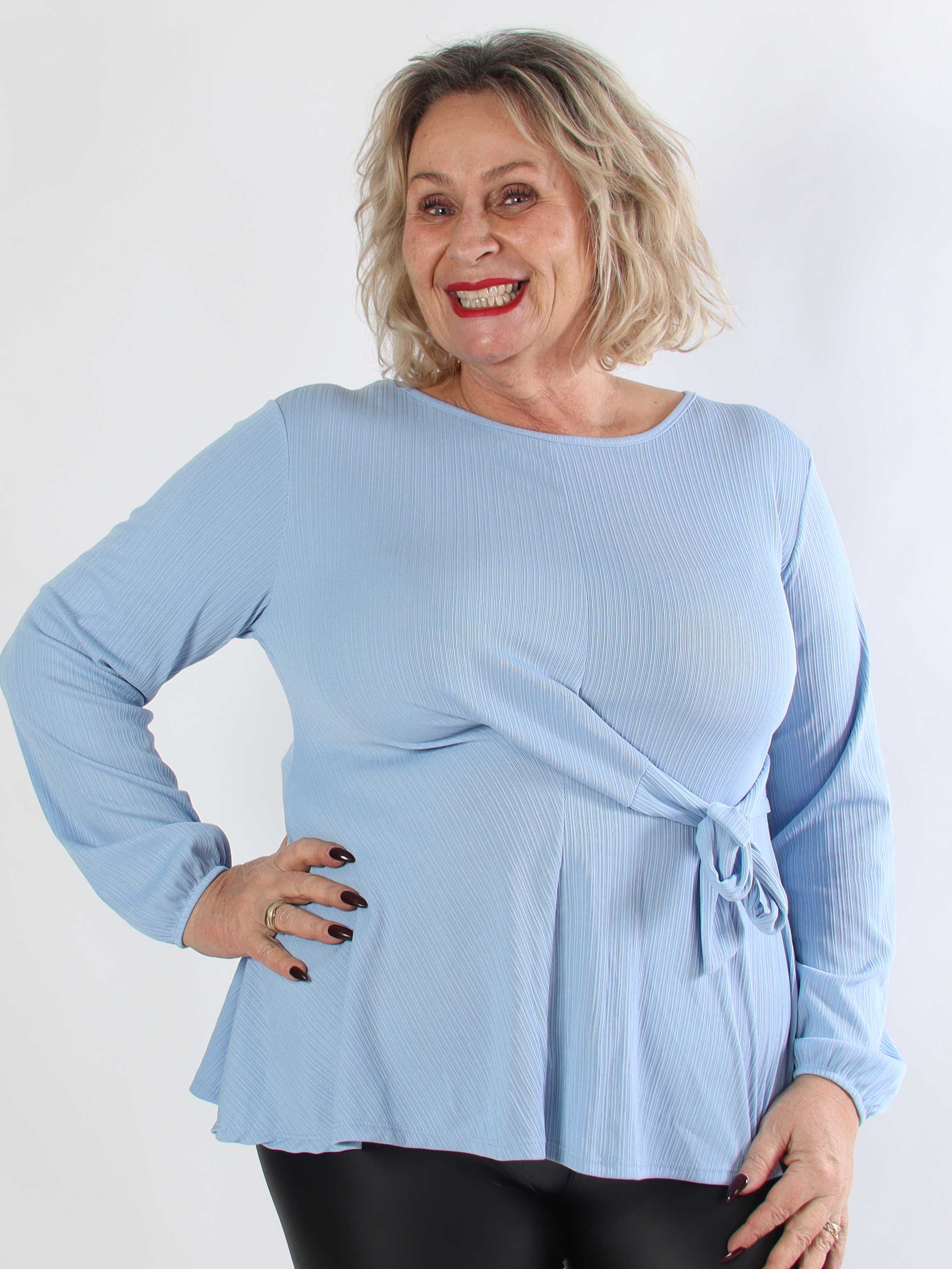 Katie - Sød langærmet plus size tunika med fin sløjfedetalje foran