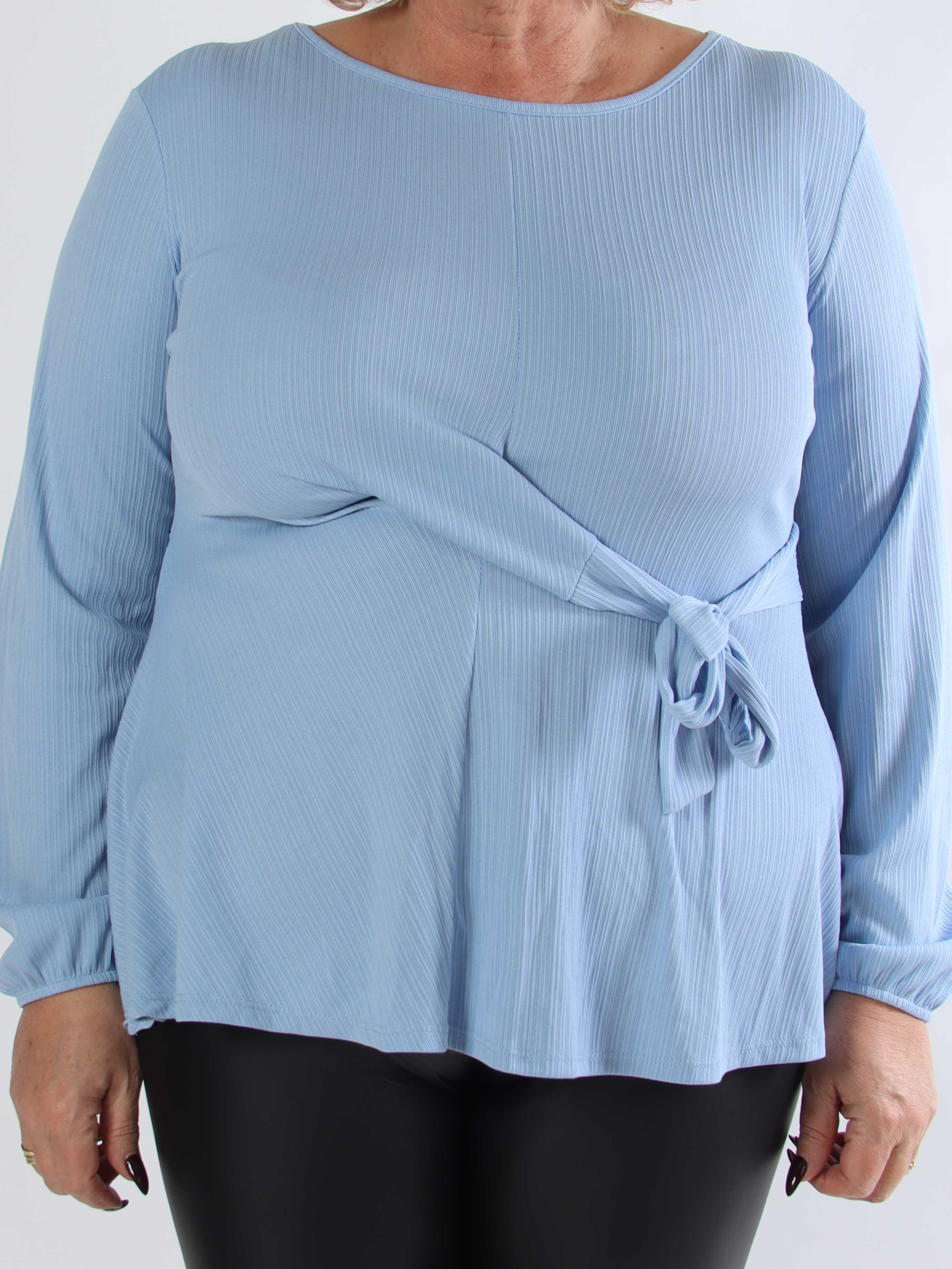 Katie - Sød langærmet plus size tunika med fin sløjfedetalje foran