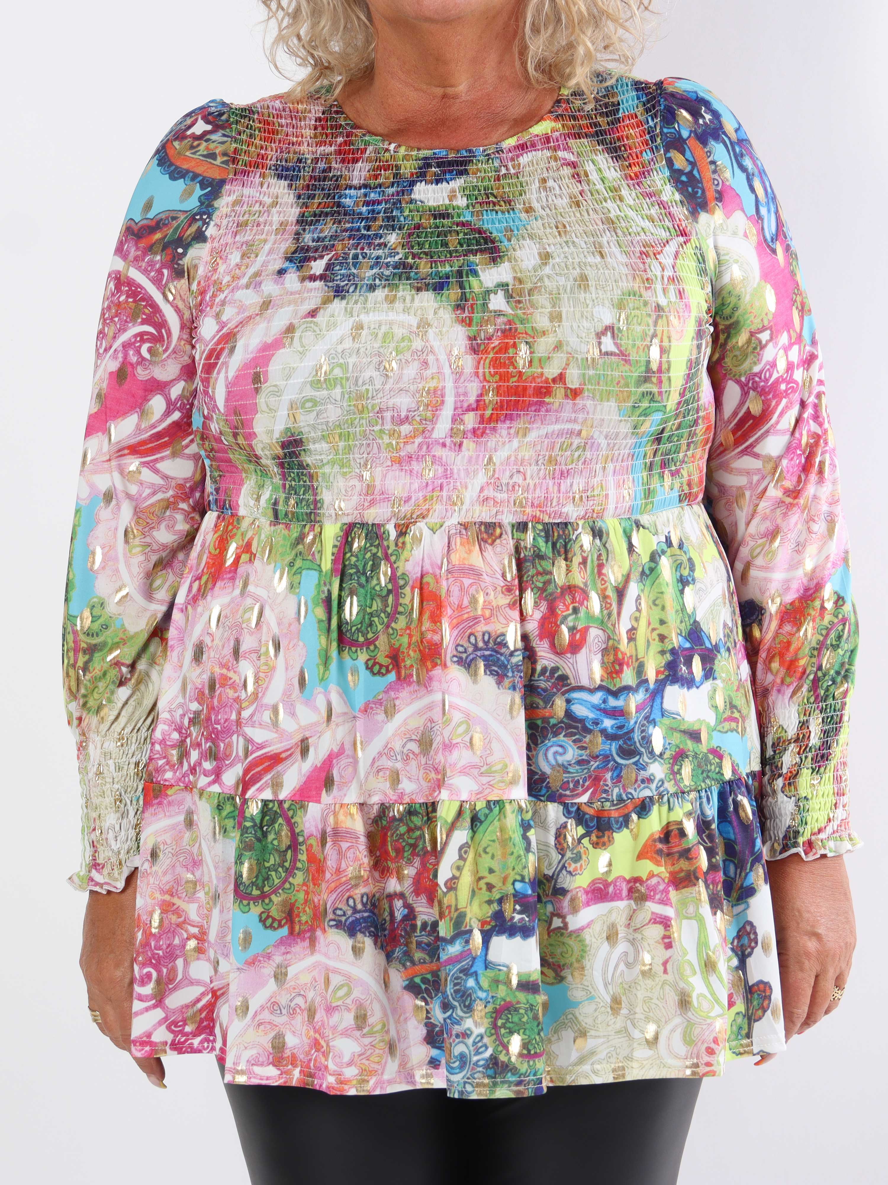 Kelly Elements Shirt - Elastisk blus i plus size-modell med smock över bröstet