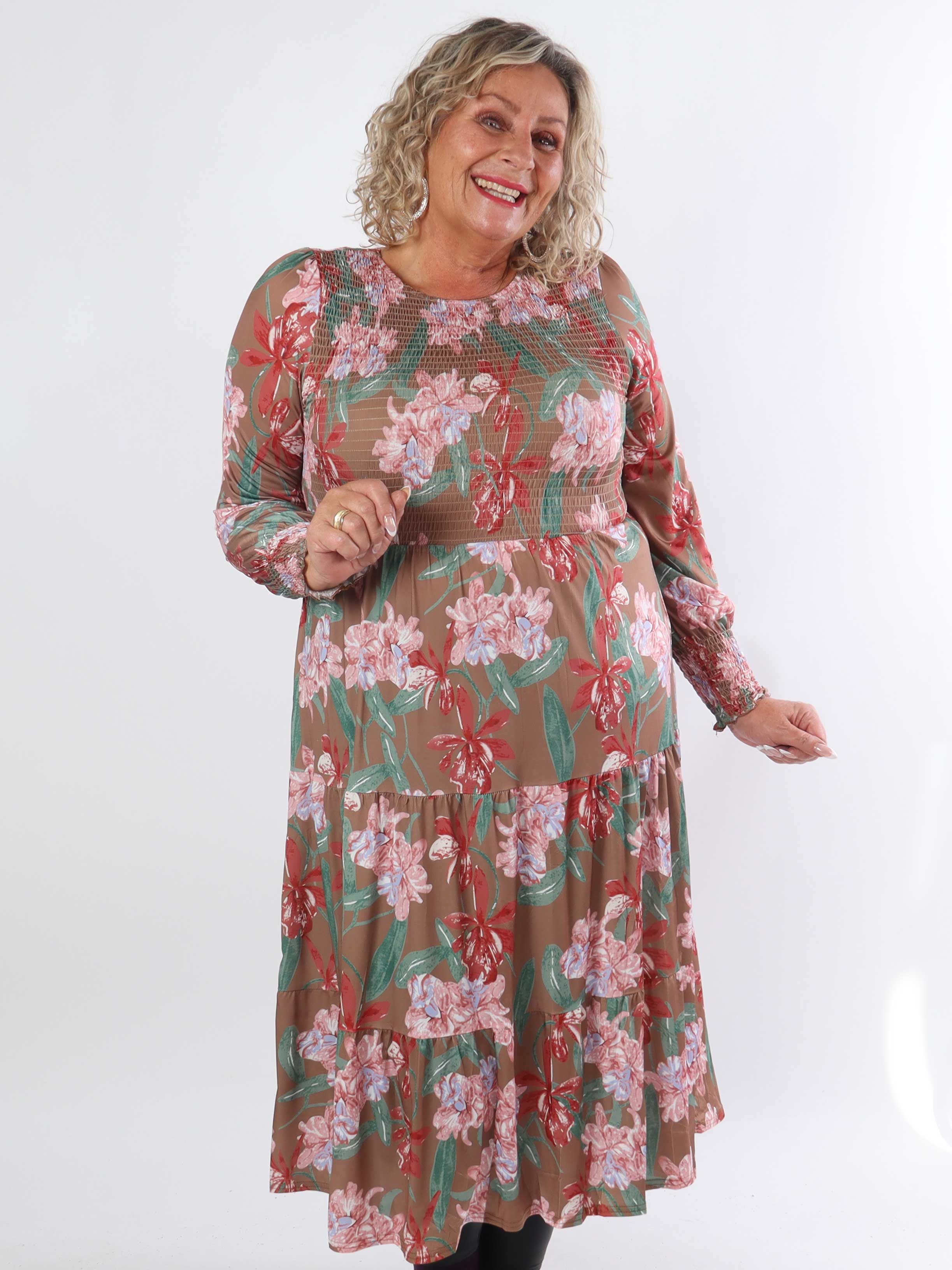 Kelly Flower Dress - Elastisk klänning i plusstorlek med smock över bröstet