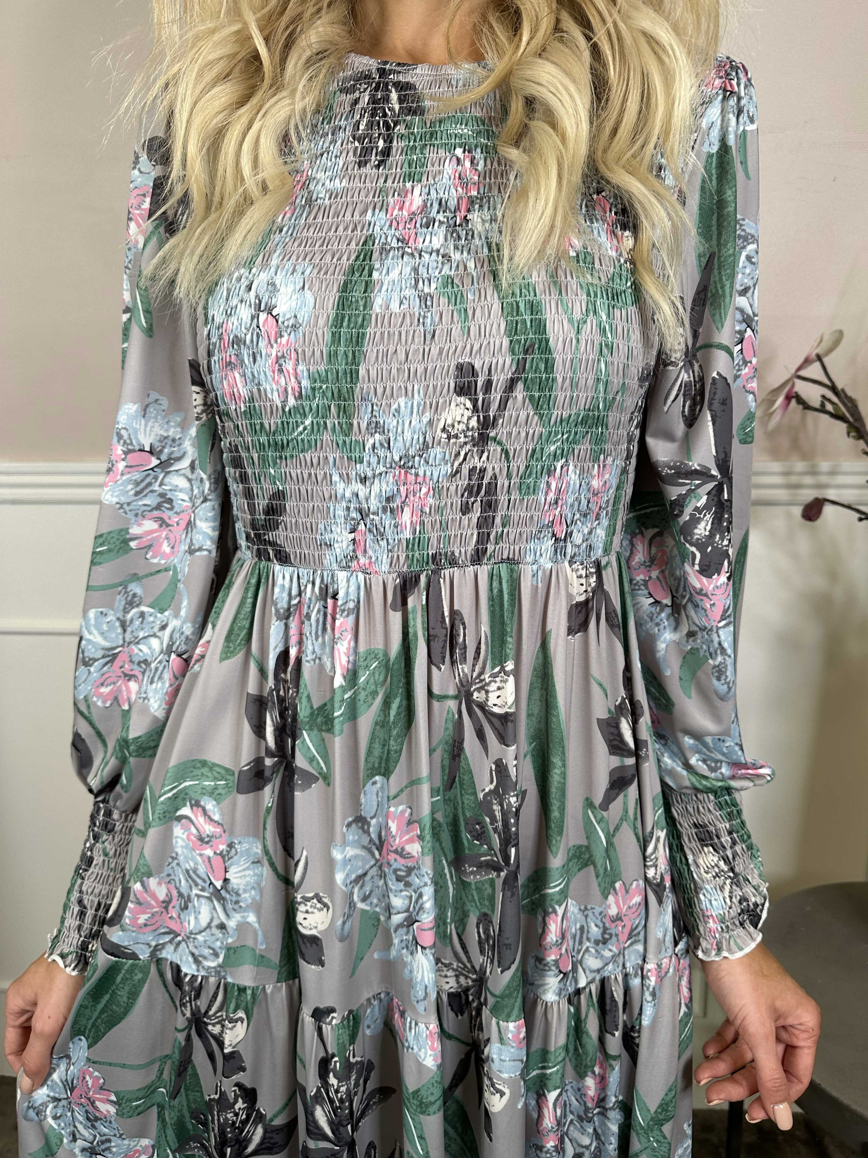 Kelly Flower Dress - Elastisk klänning med smock över bröstet
