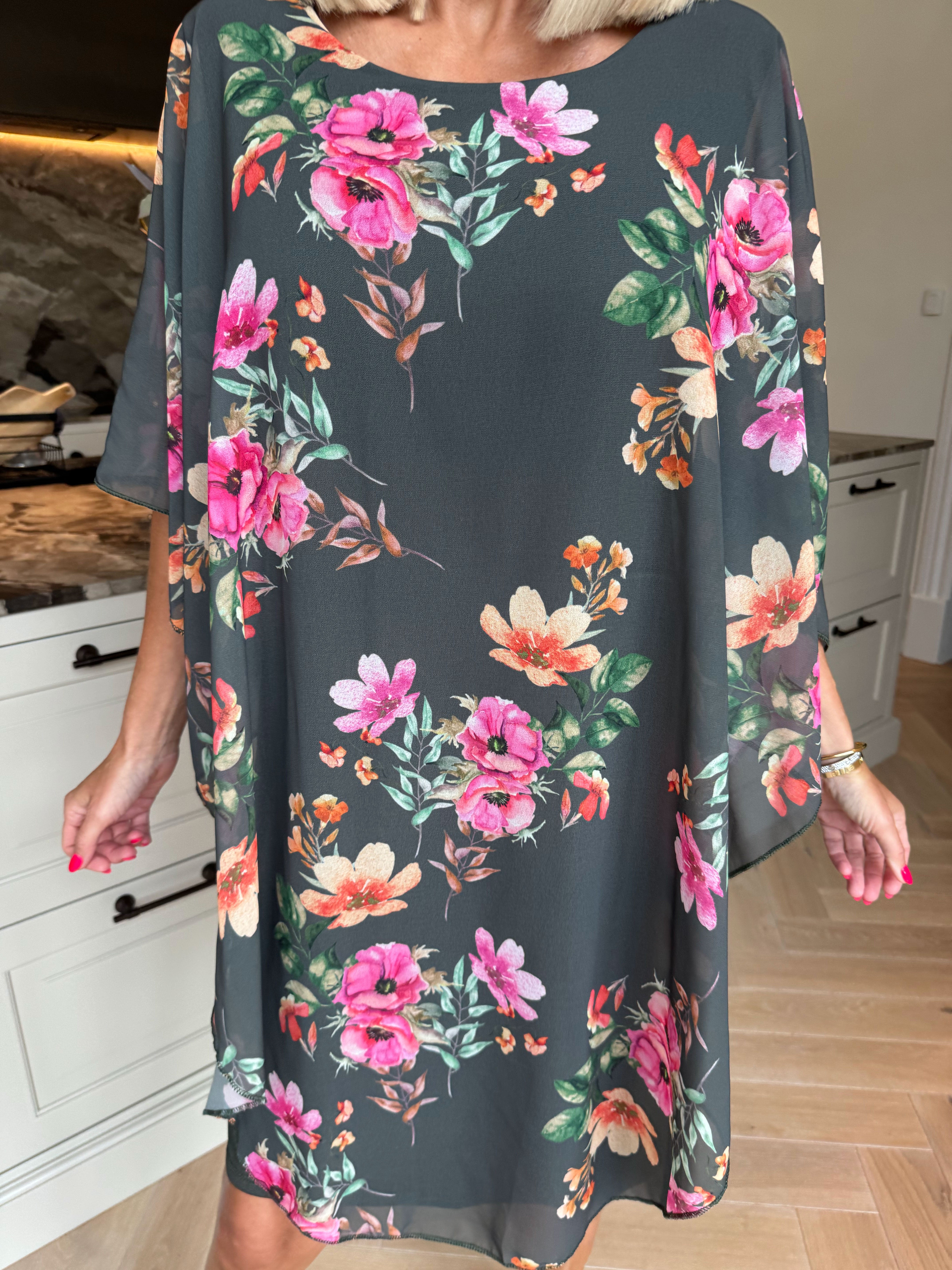 Kenya Fleur - Kjole med et let blomstret chiffonstykke