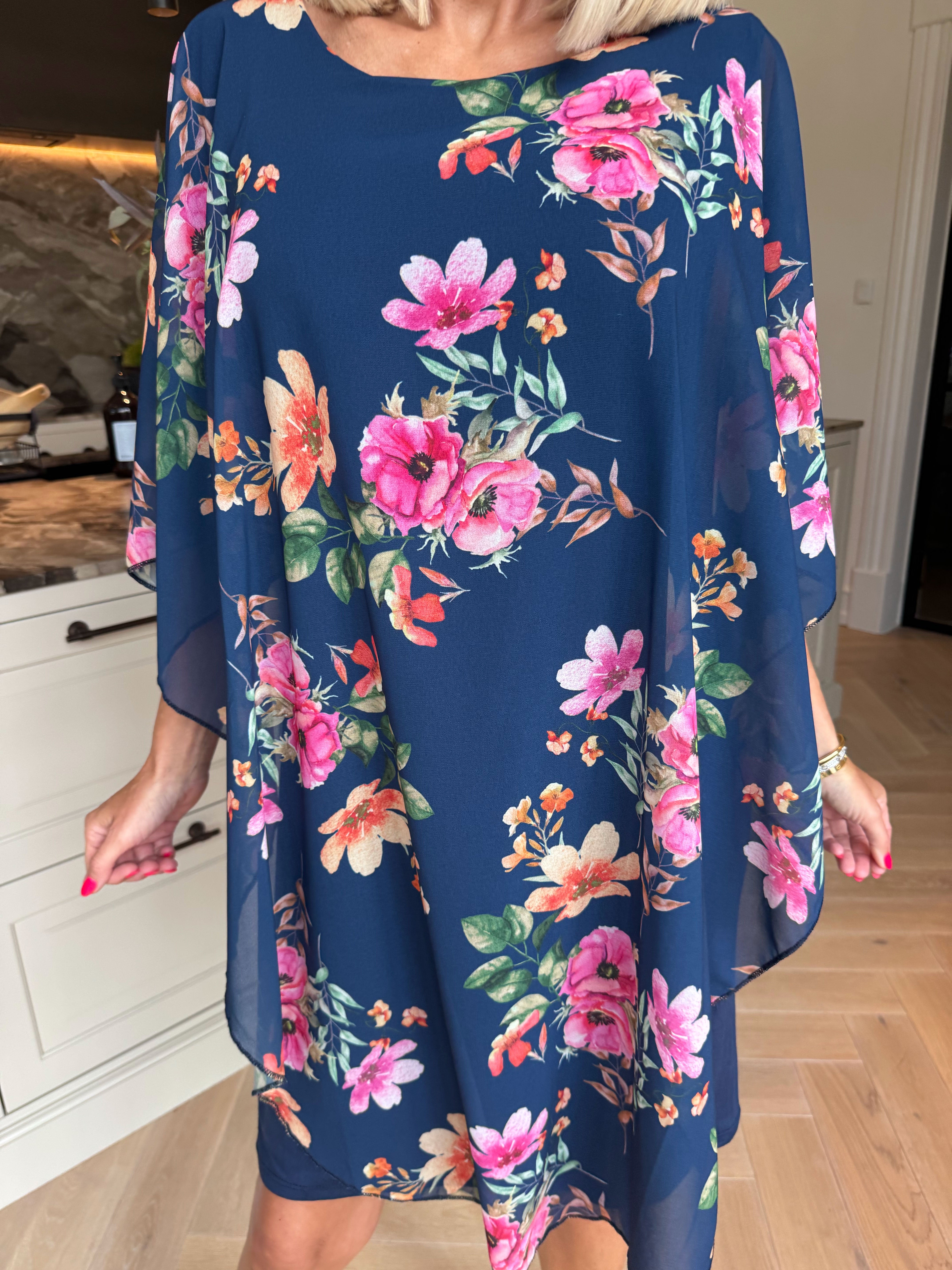 Kenya Fleur - Kjole med et let blomstret chiffonstykke