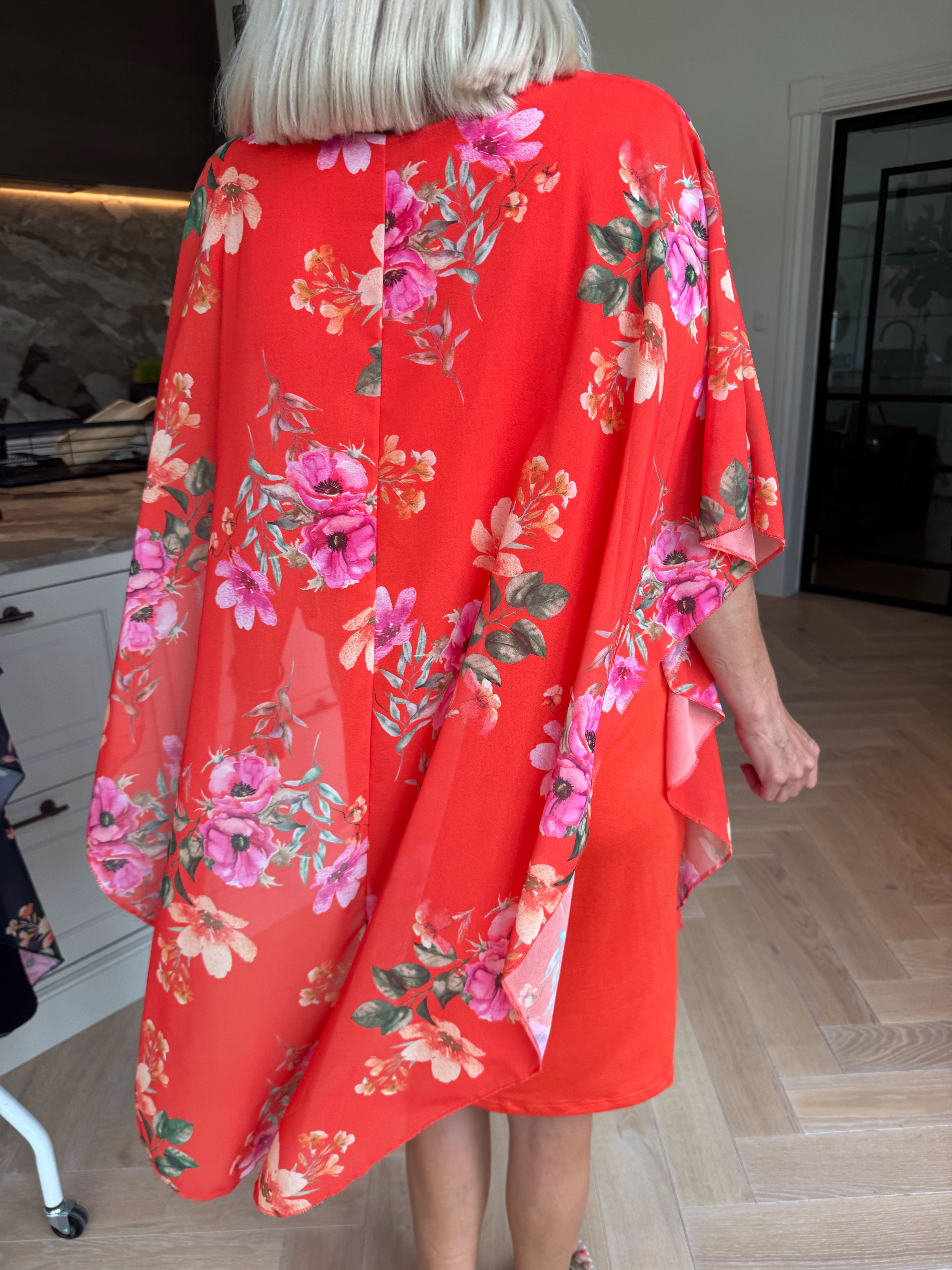 Kenya Fleur - Kjole med et let blomstret chiffonstykke