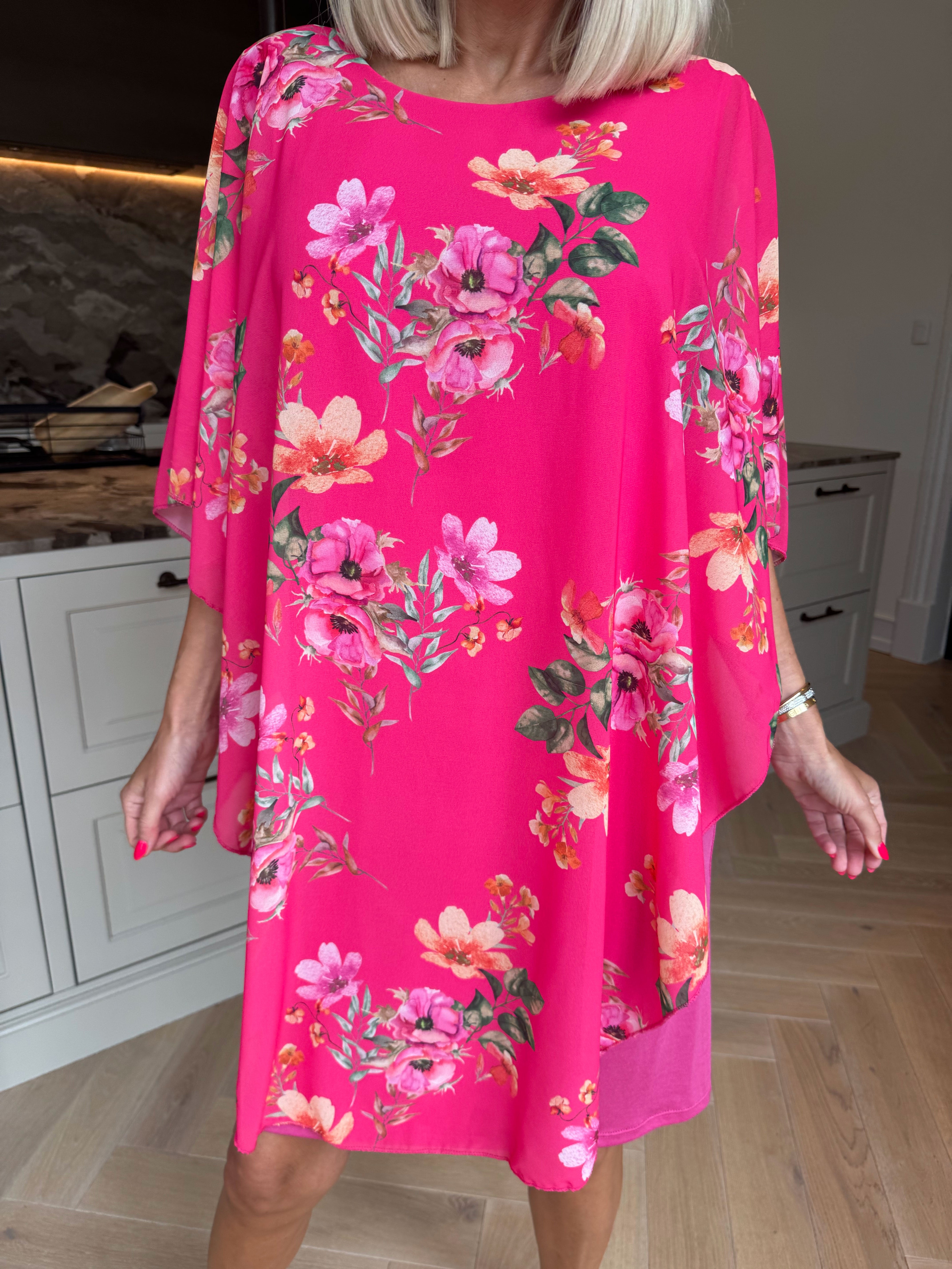Kenya Fleur - Kjole med et let blomstret chiffonstykke