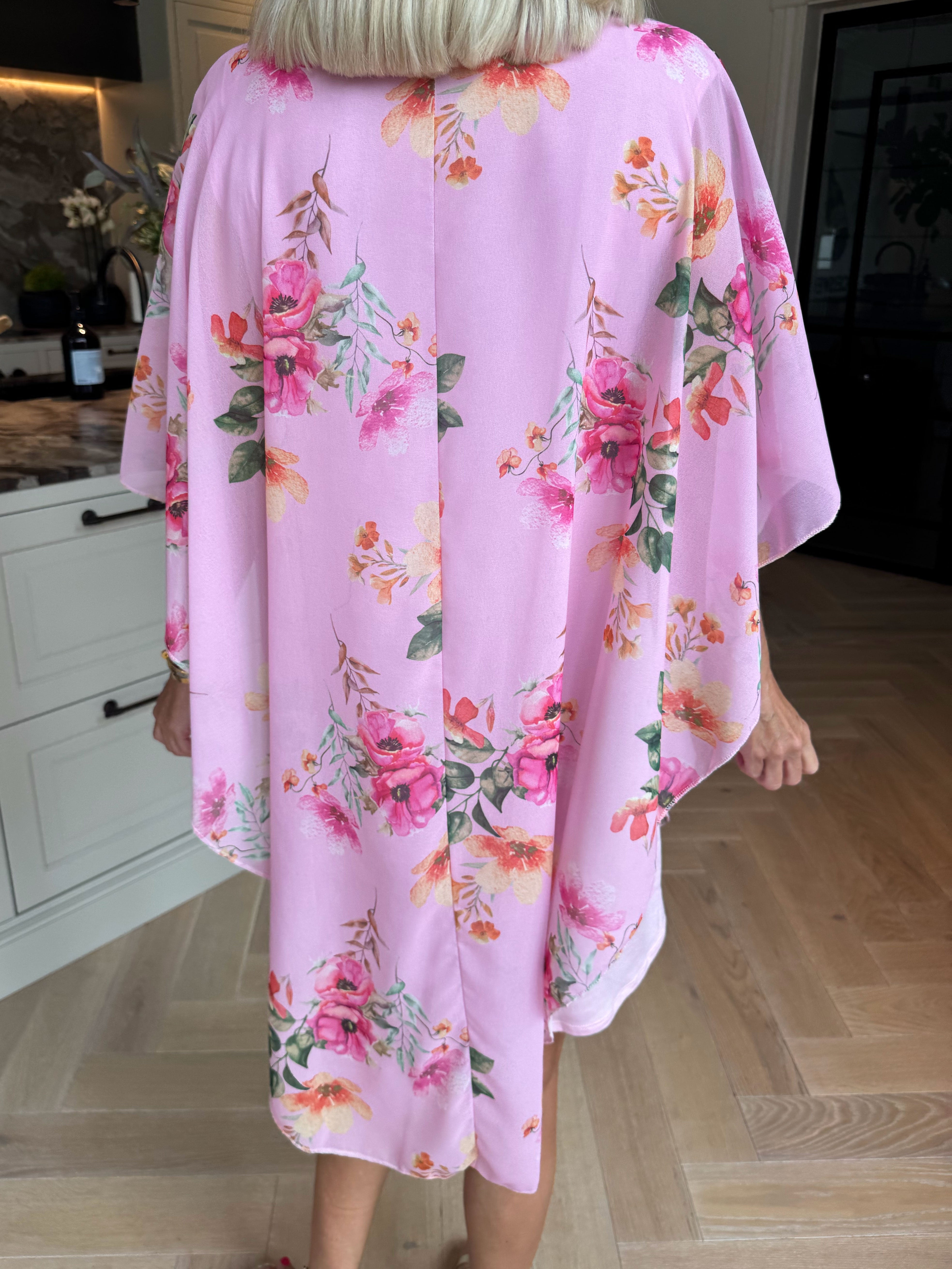 Kenya Fleur - Kjole med et let blomstret chiffonstykke