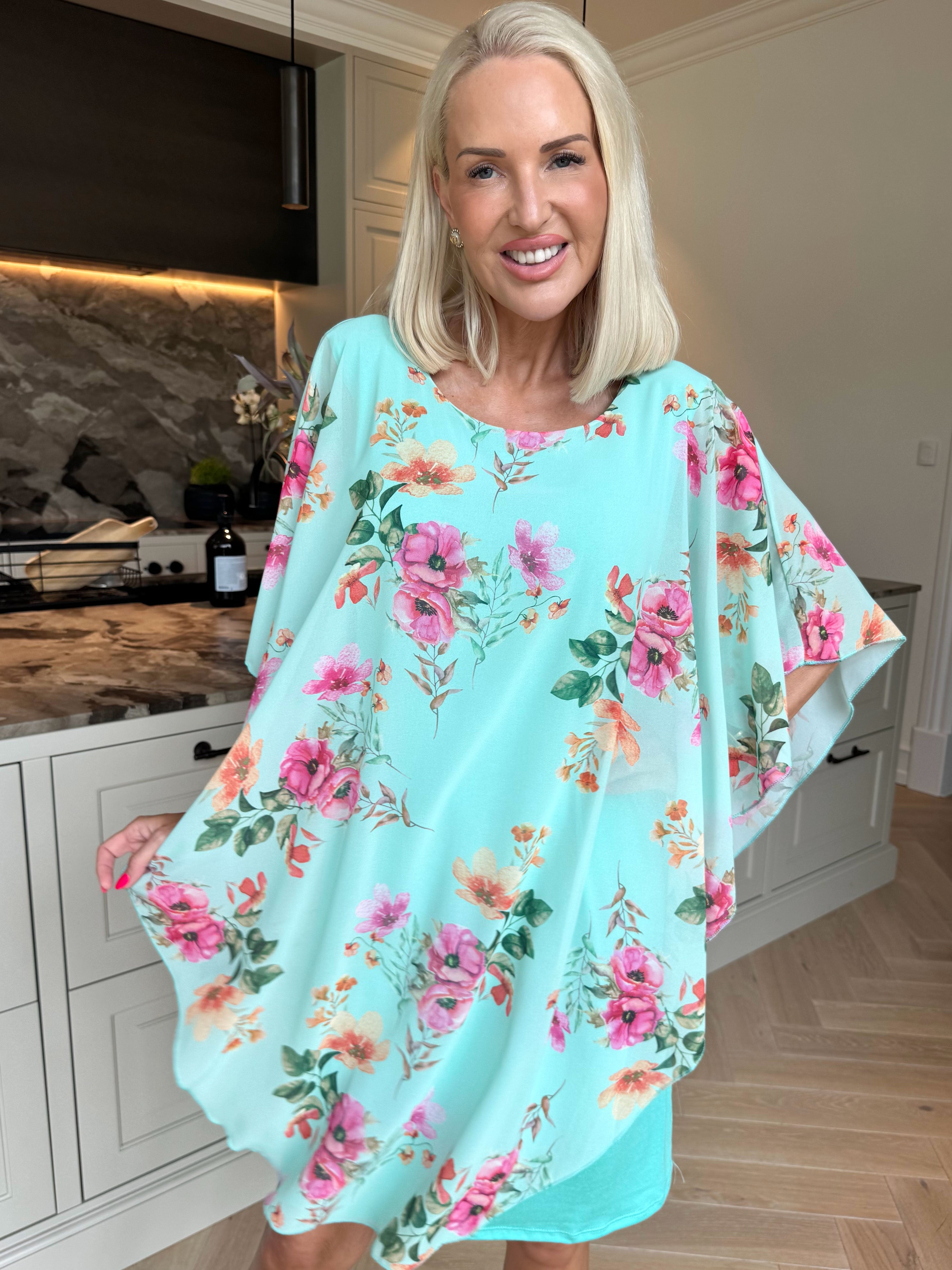 Kenya Fleur - Kjole med et let blomstret chiffonstykke
