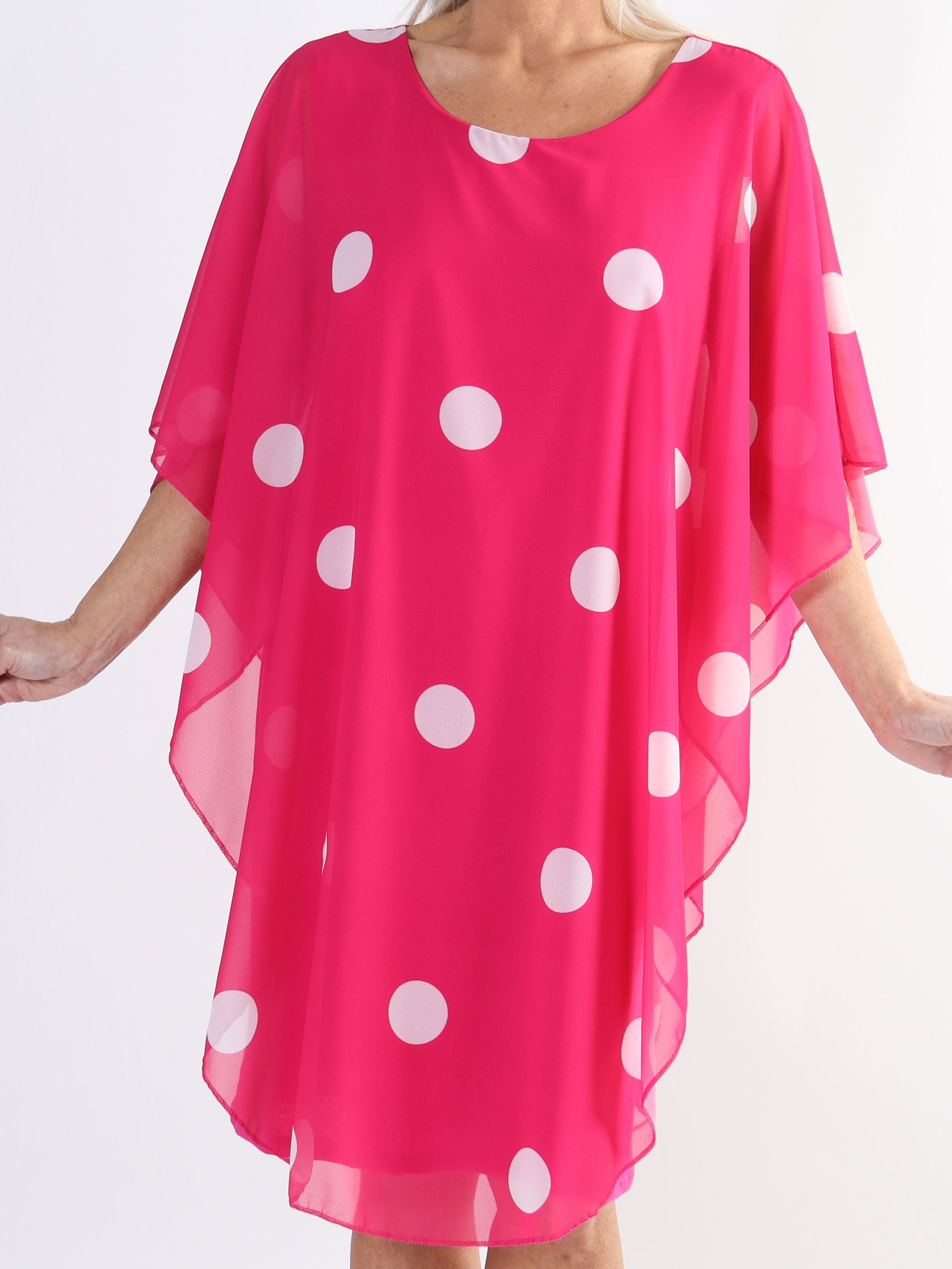Kenya Dot - Tunikaklänning i plus size med prickigt chiffonglager