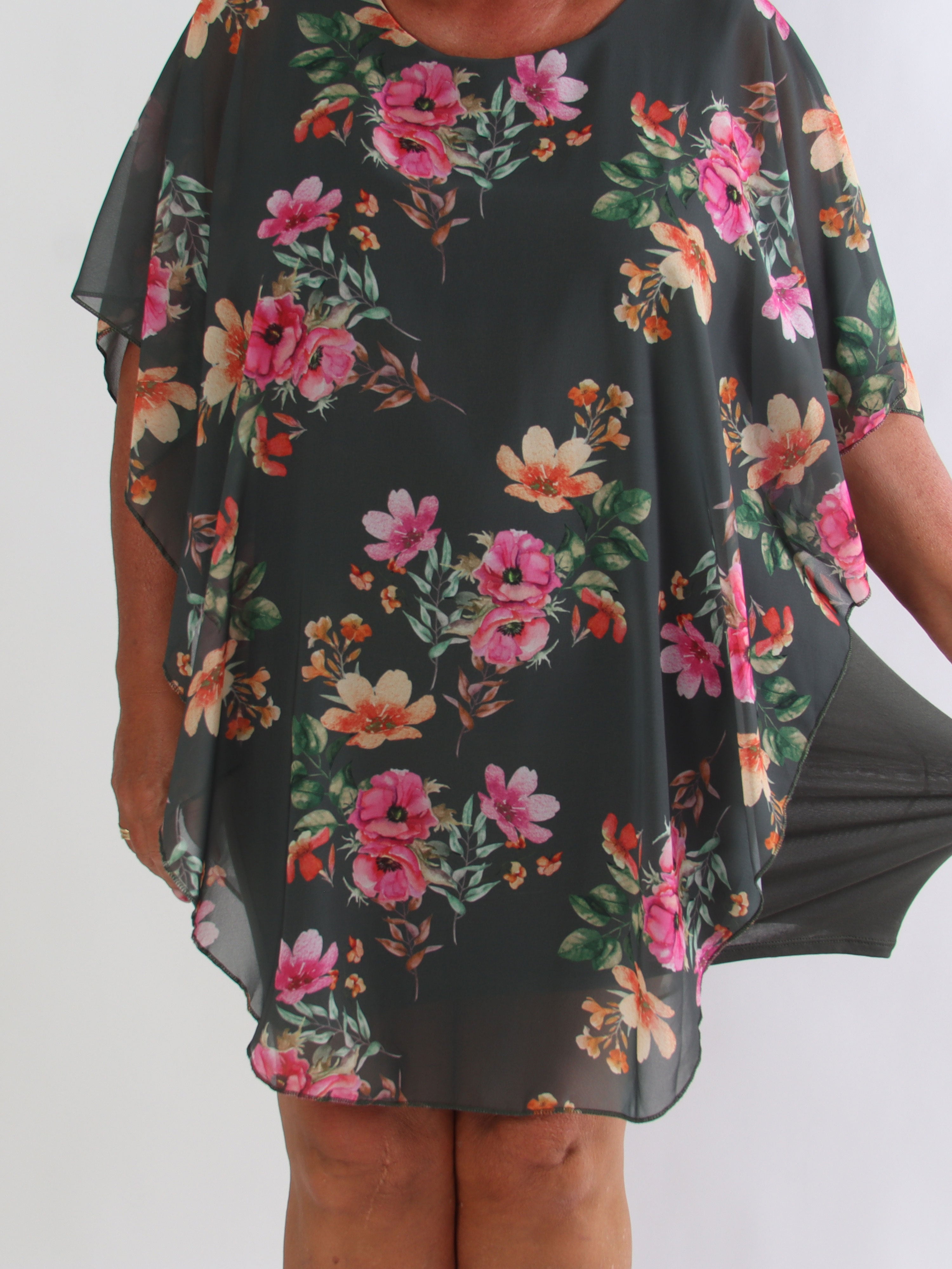 Kenya Fleur - Plus size kjole med et let blomstret chiffonstykke