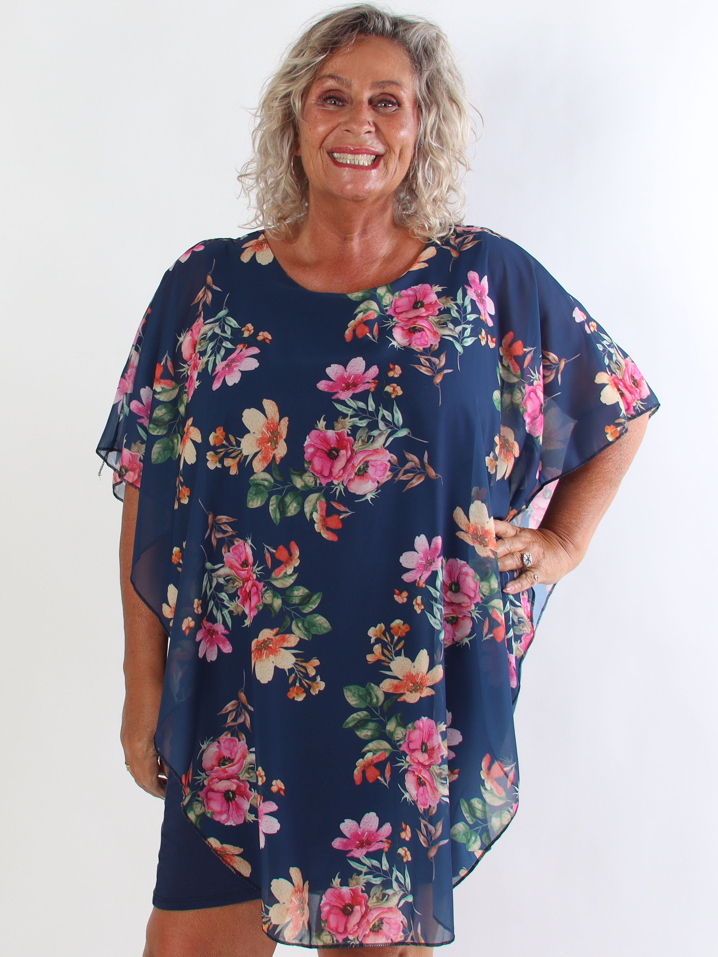 Kenya Fleur - Plus size kjole med et let blomstret chiffonstykke