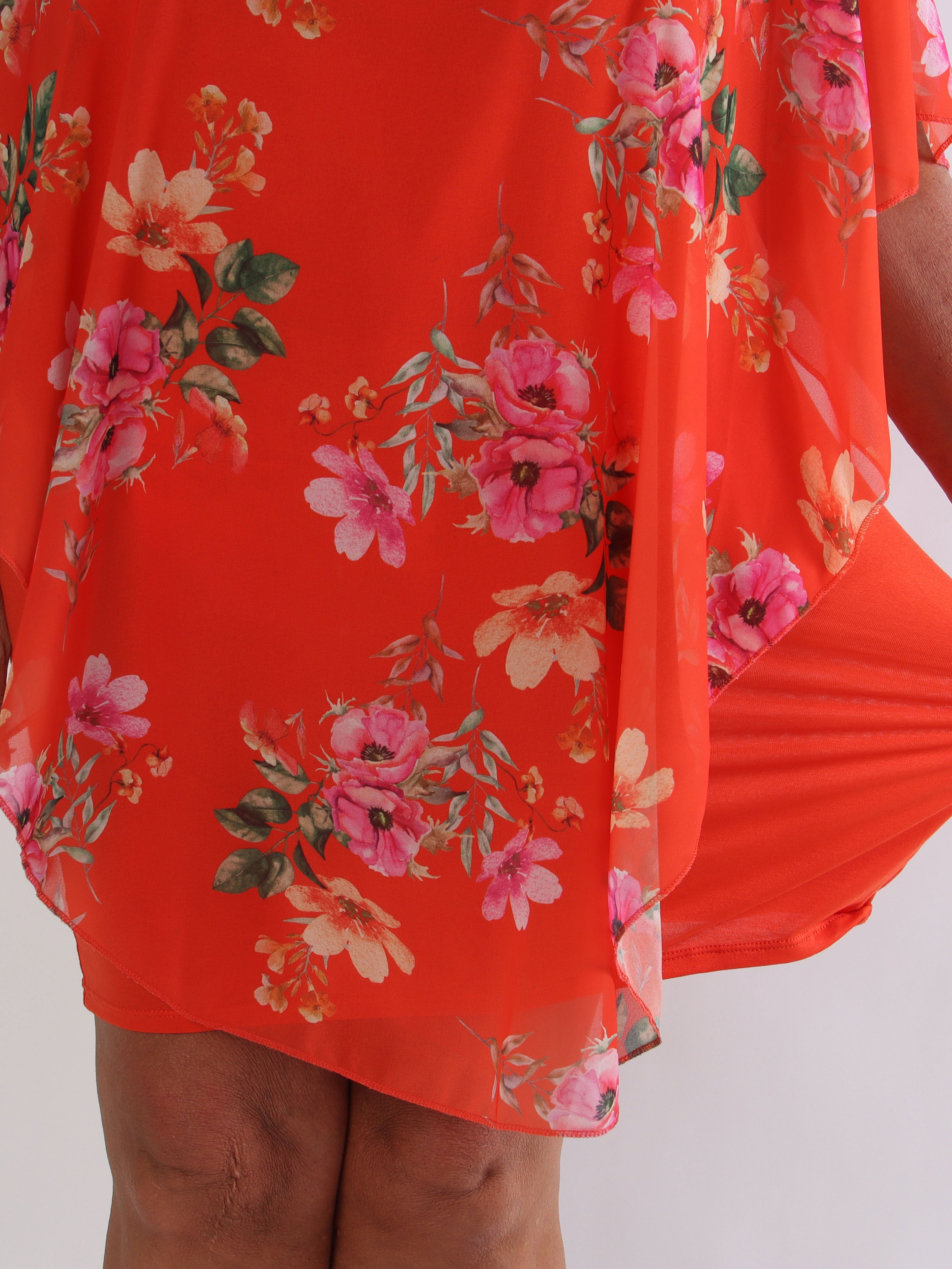 Kenya Fleur - Plus size kjole med et let blomstret chiffonstykke