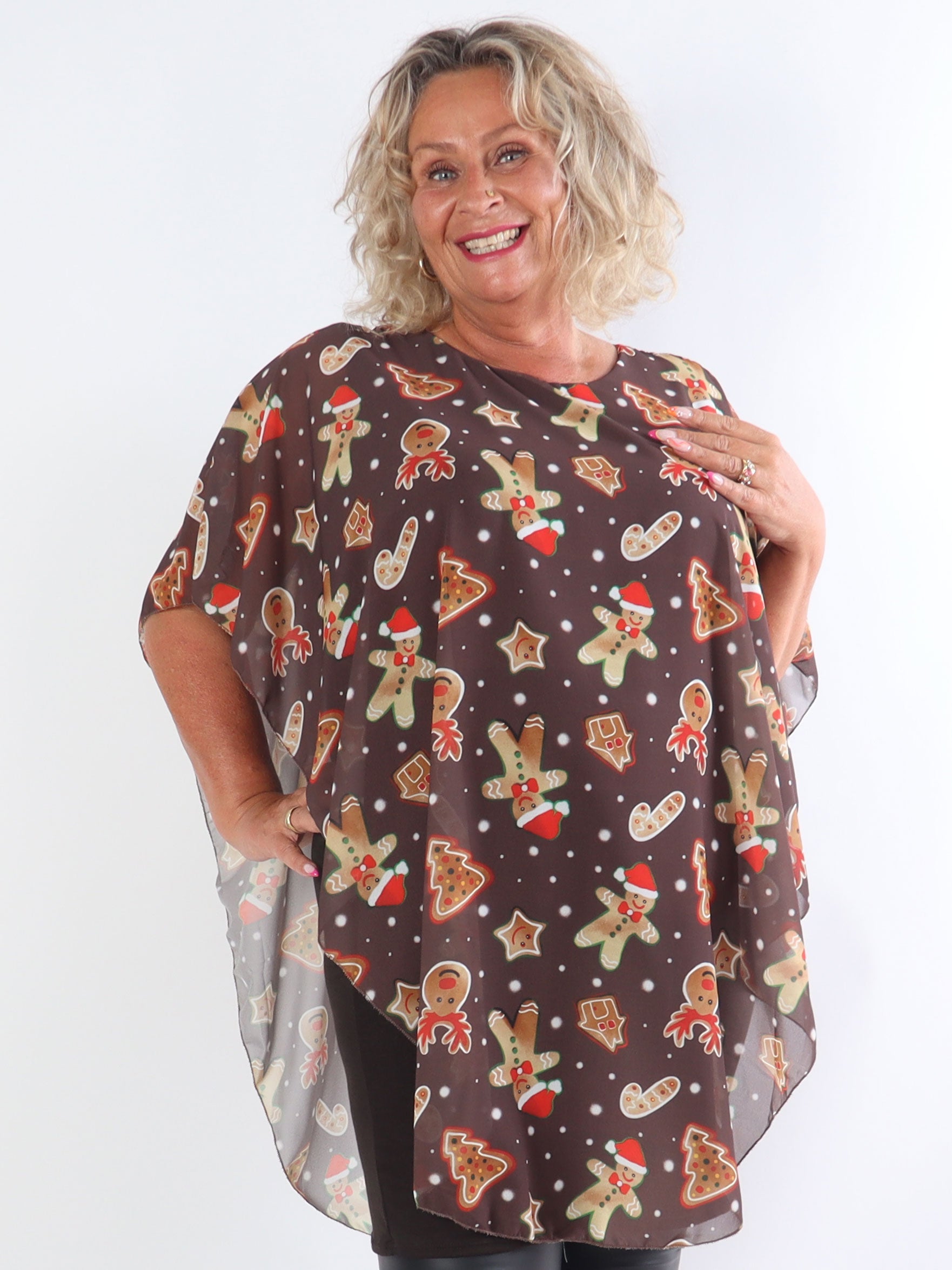 Kenya Gingerbread - Tunikaklänning i plus size med chiffonglager och jultryck