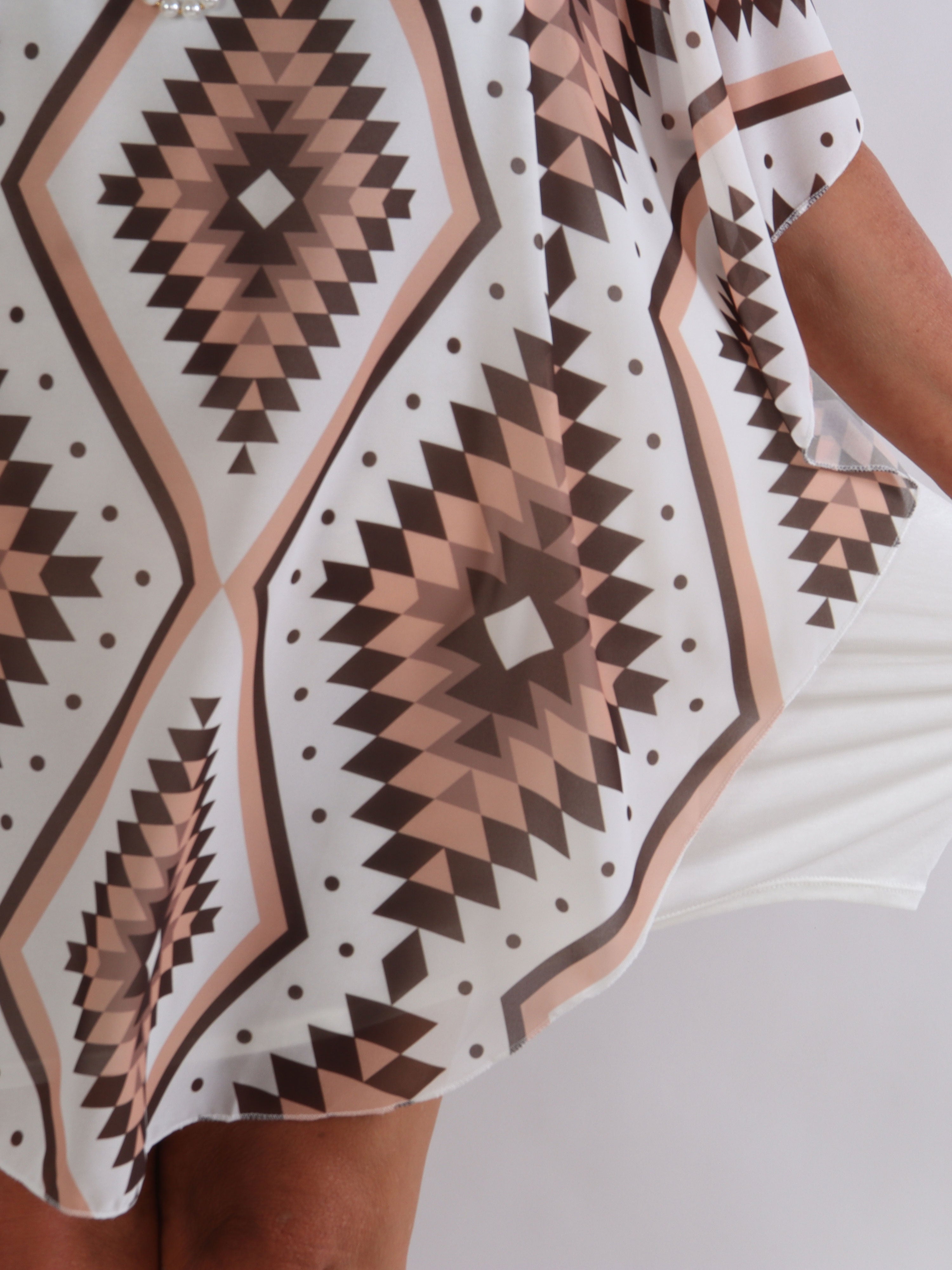 Kenya Graphic - Plus size kjole med et let grafiskmønstret chiffonstykke