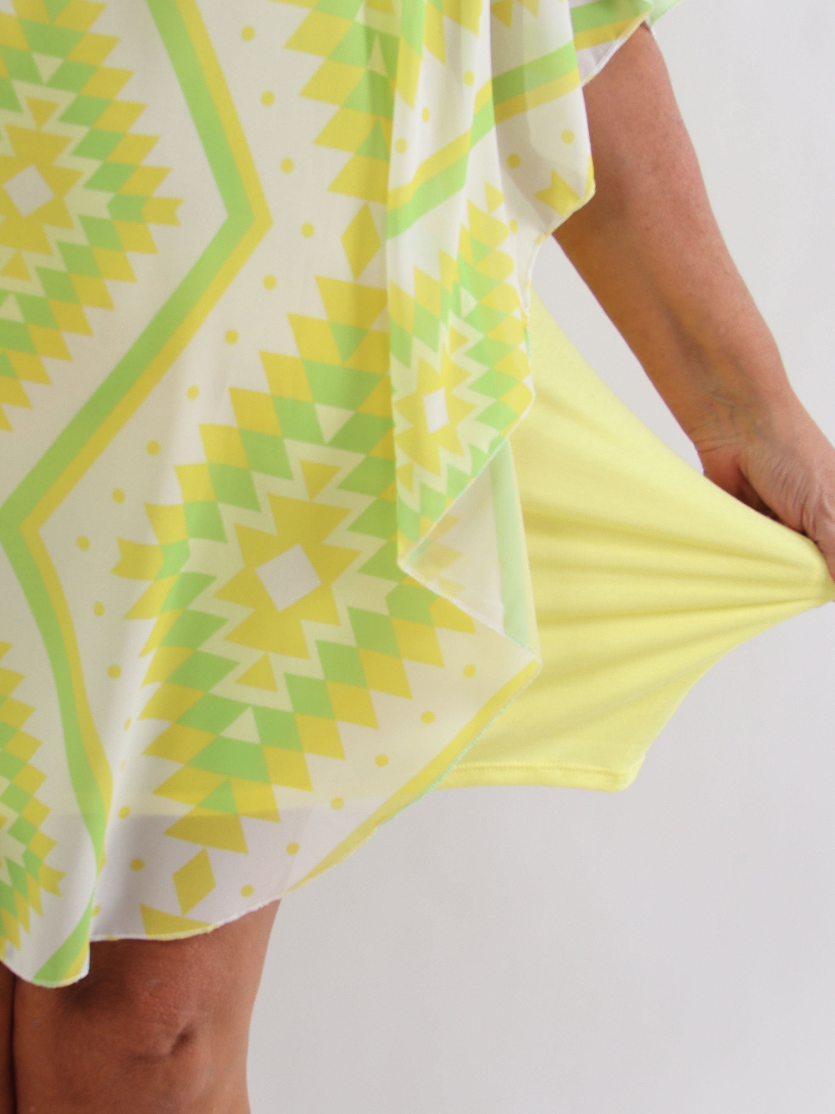 Kenya Graphic - Plus size kjole med et let grafiskmønstret chiffonstykke