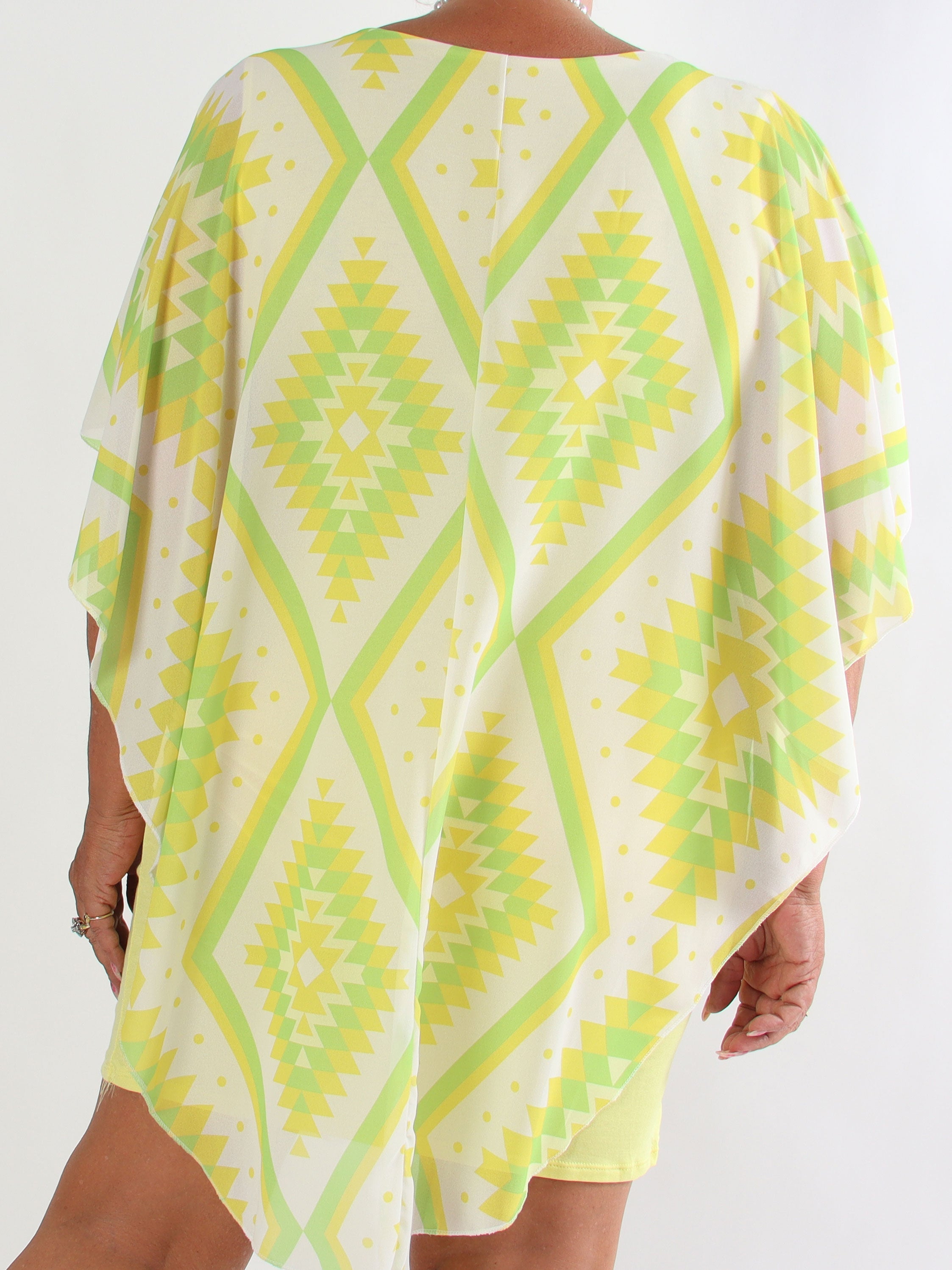 Kenya Graphic - Plus size kjole med et let grafiskmønstret chiffonstykke