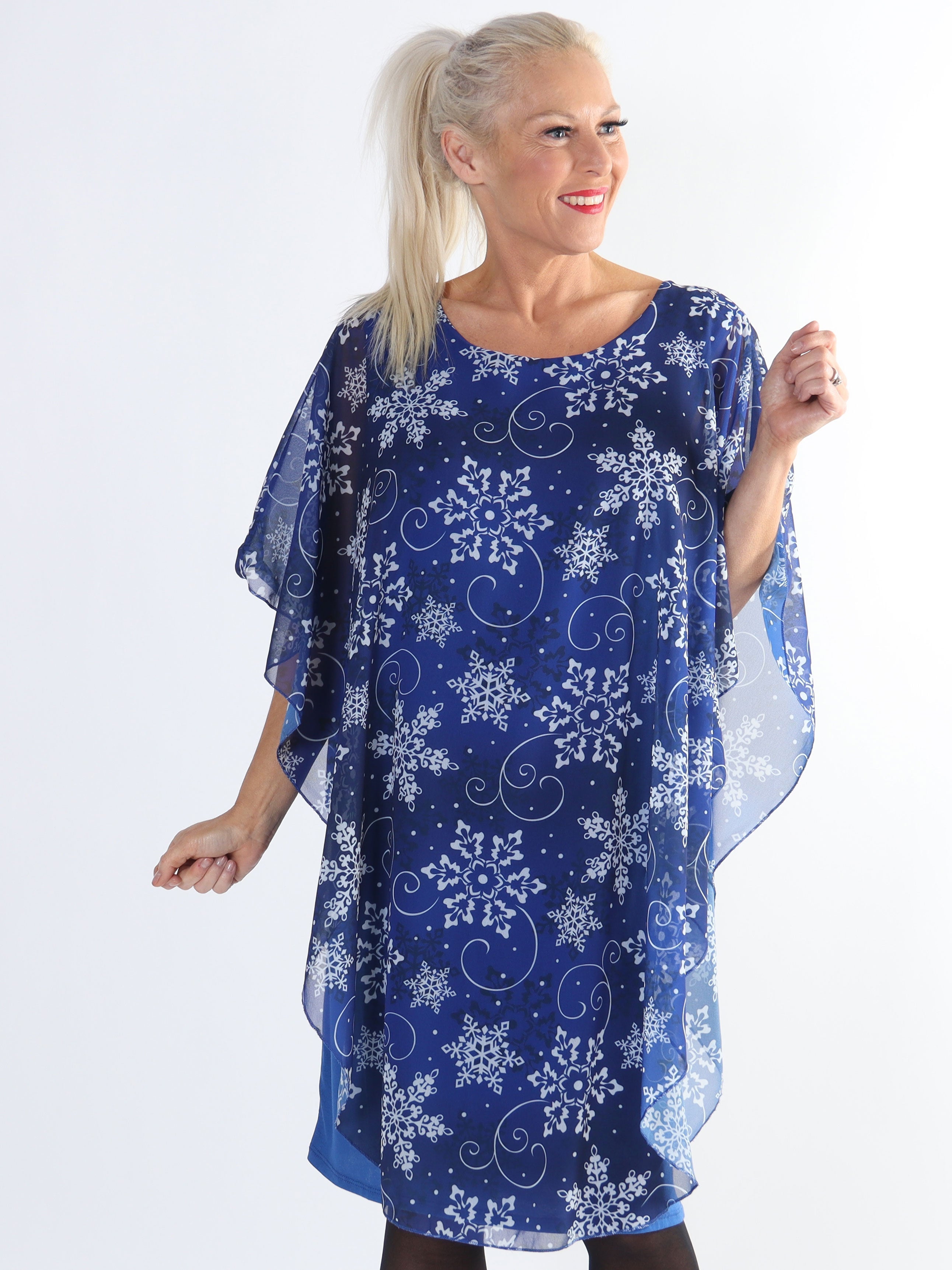Kenya Snow - Tunikaklänning i plus size med chiffonglager med snöflingor