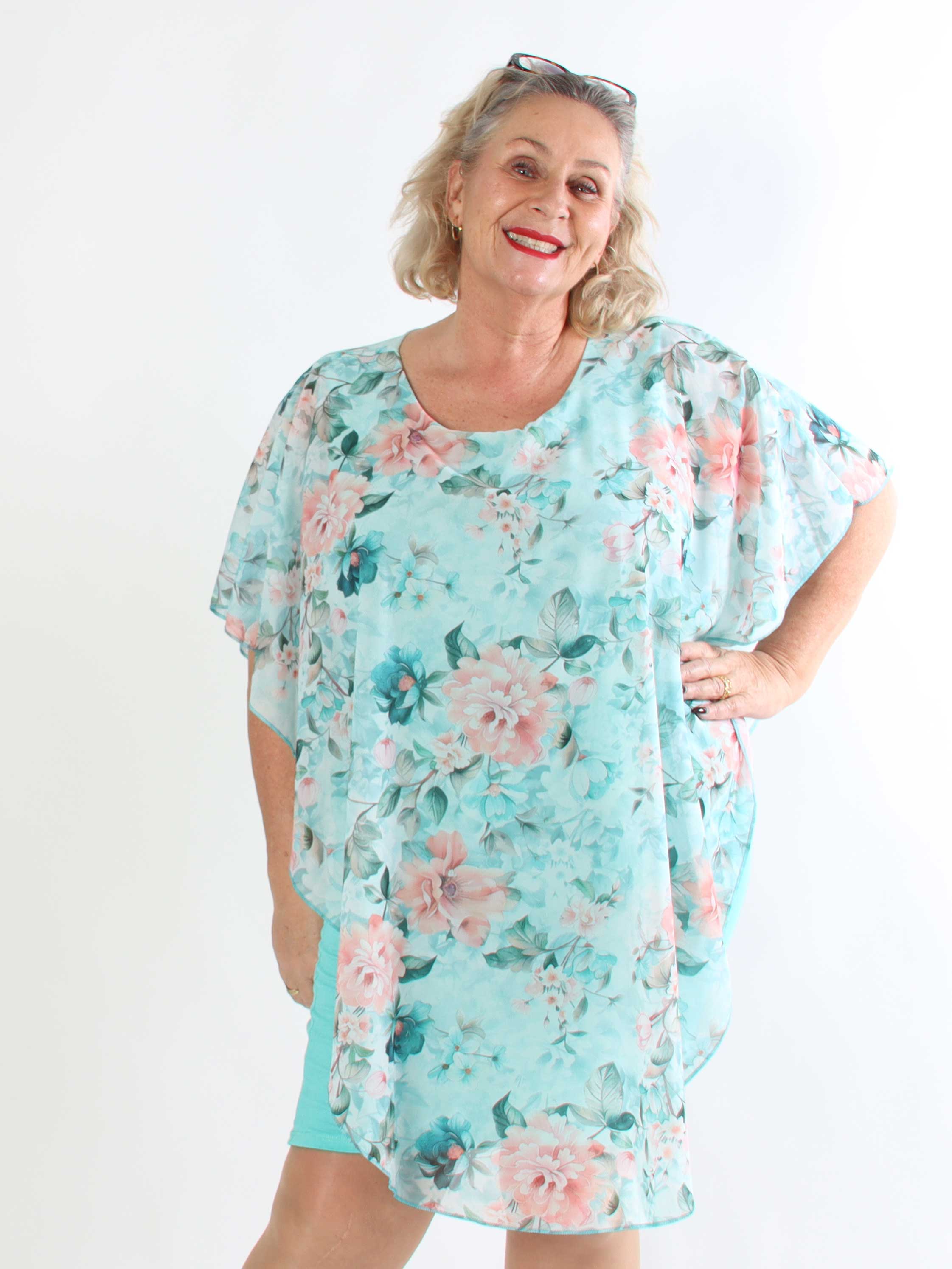 Kenya Flower - Plus size kjole med et let chiffonstykke
