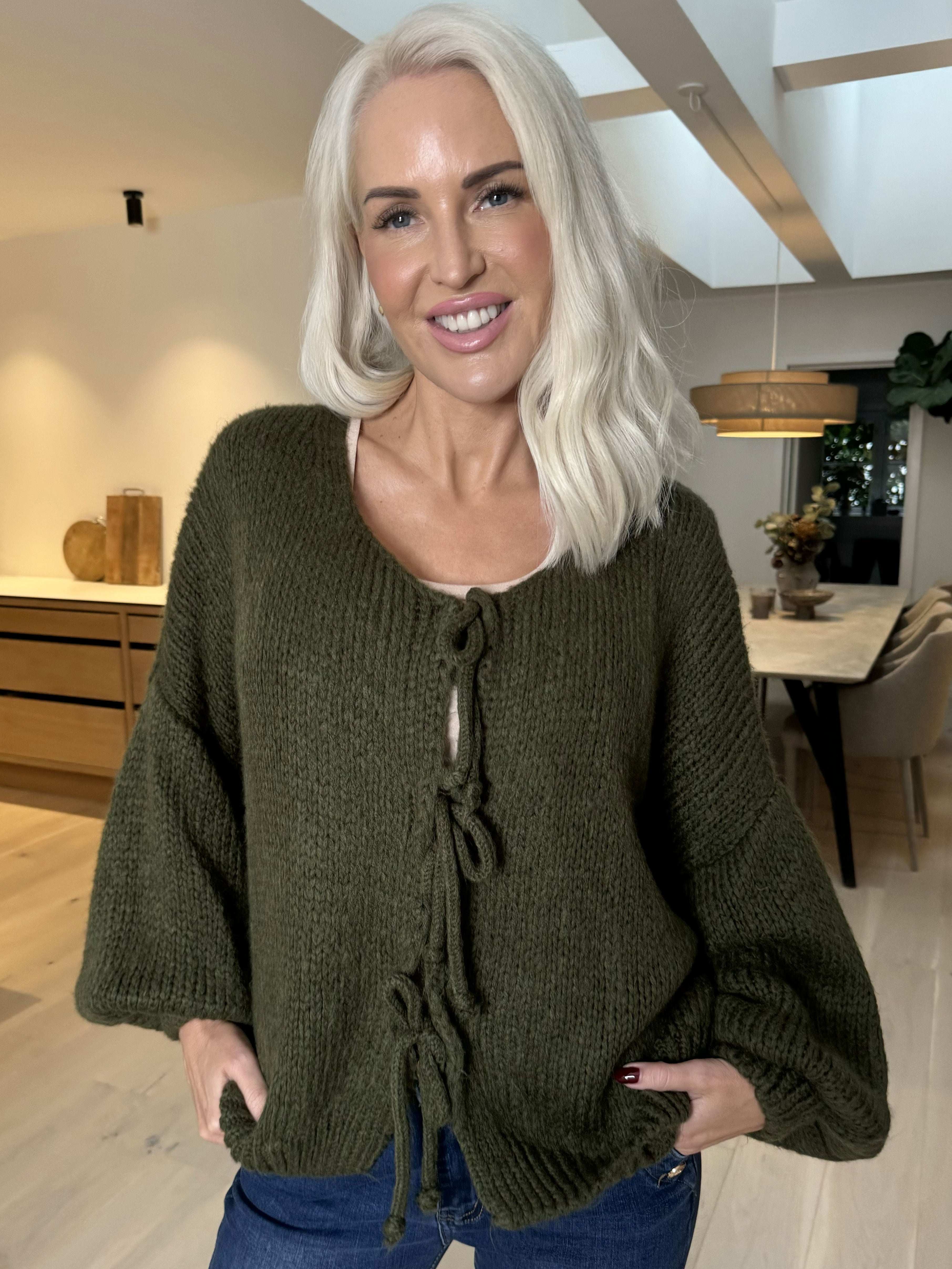 Kimberly - Söt tjock stickad kofta med rosetter