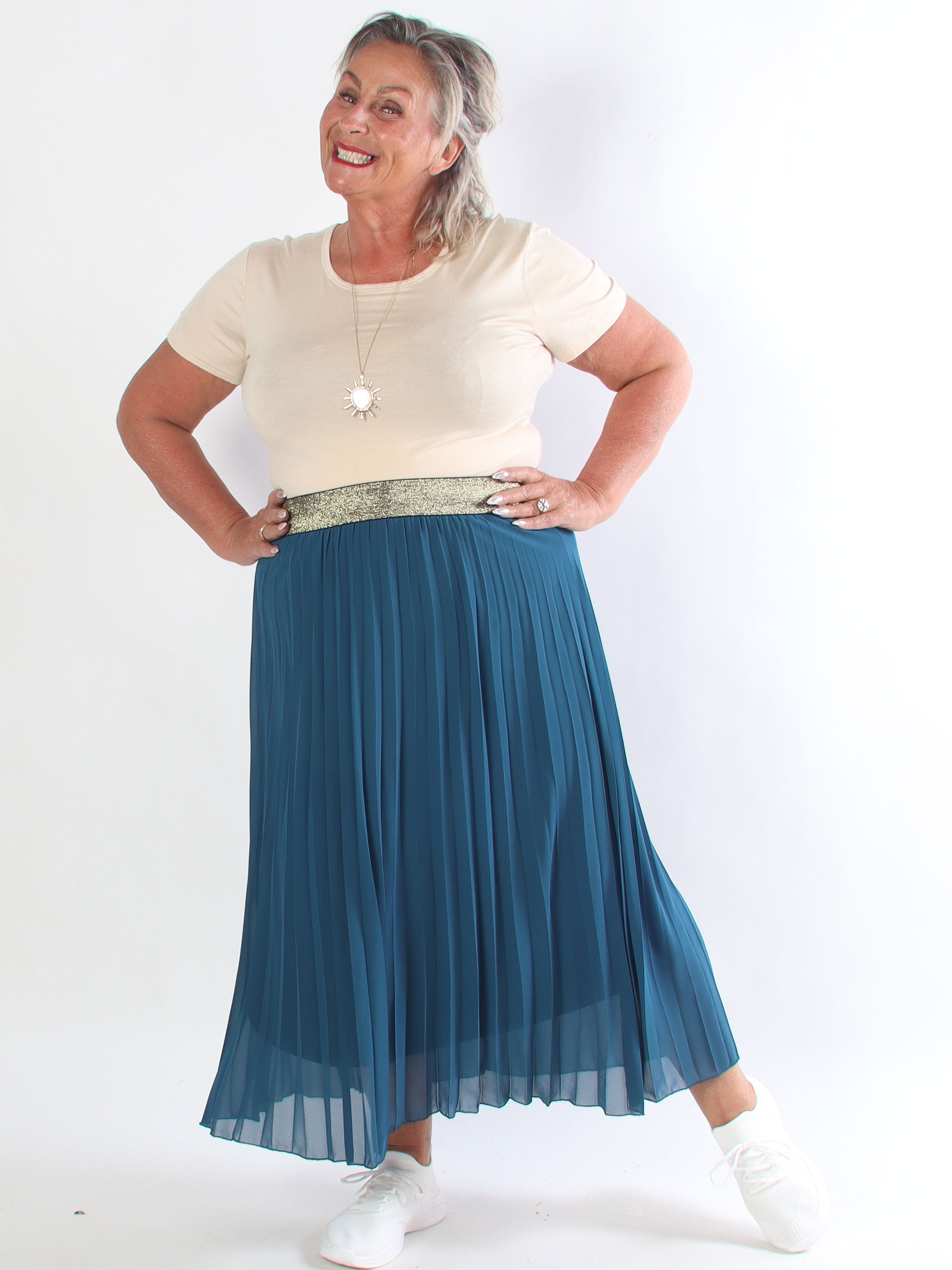 Kirila - Plisseret plus size nederdel i let chiffon med gylden elastikkant