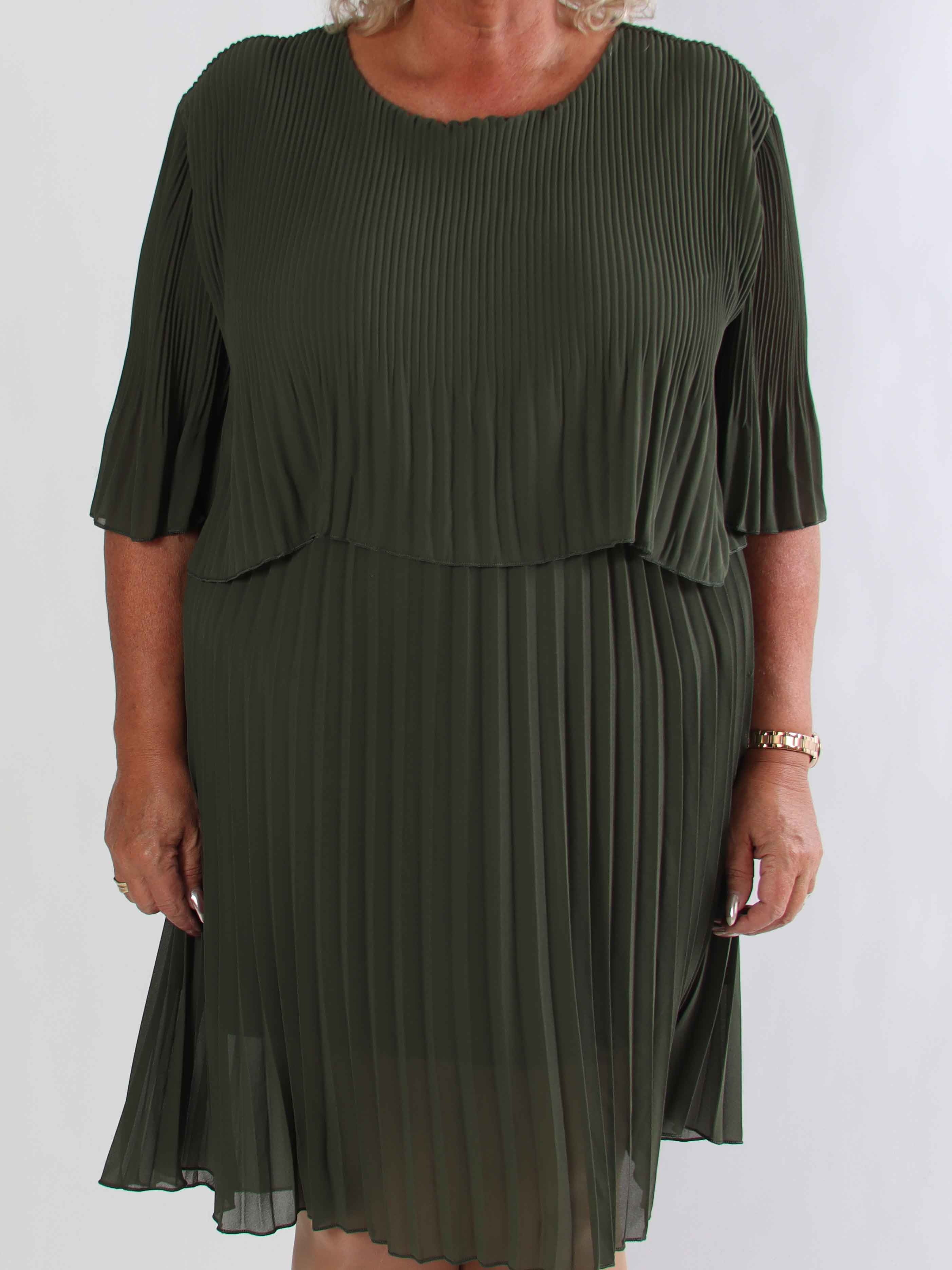 Kristina - Sød plisseret plus size kjole med flæselag