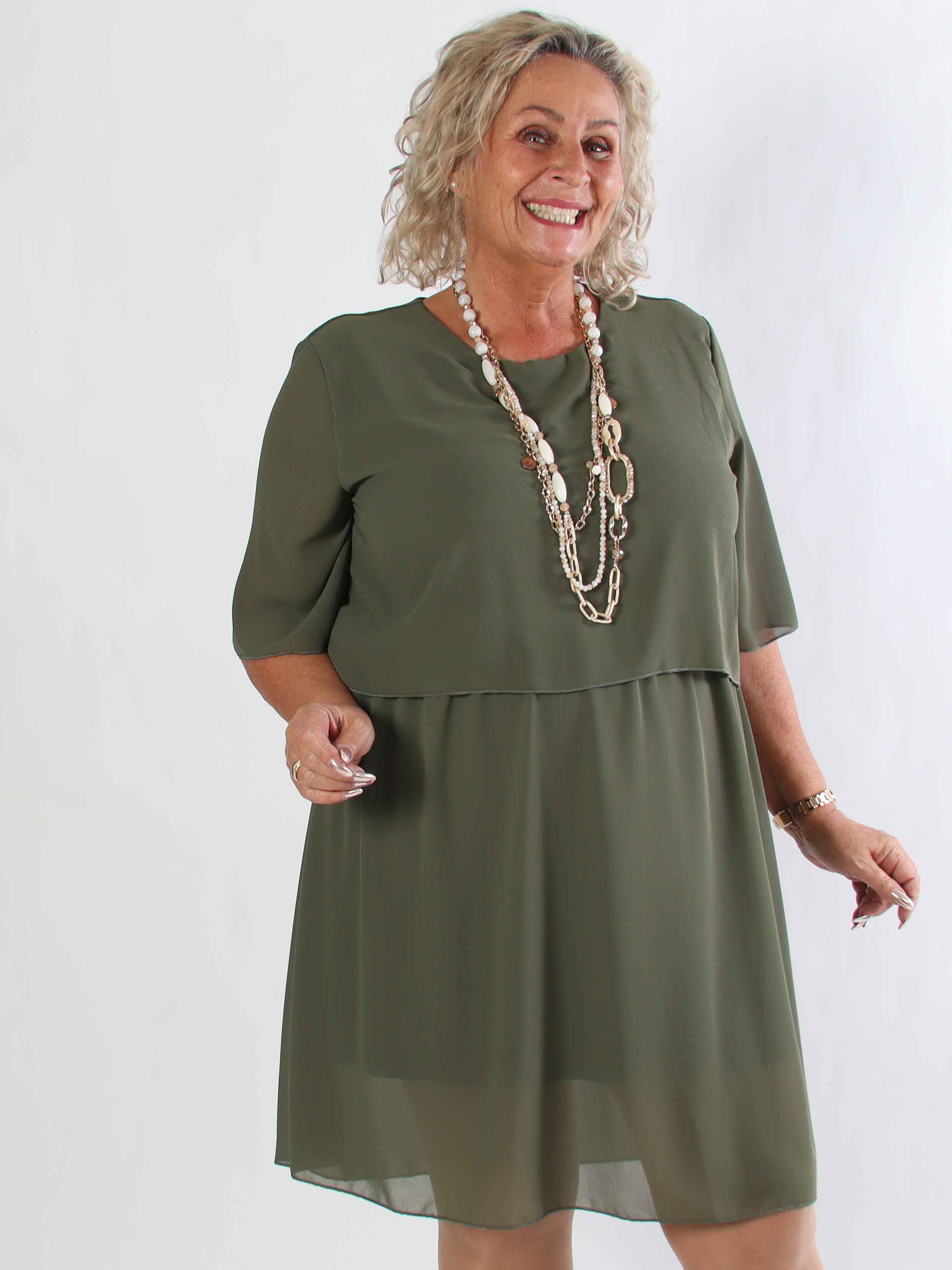 Kristina Plain - Söt plain plus size klänning i chiffong med volanglager