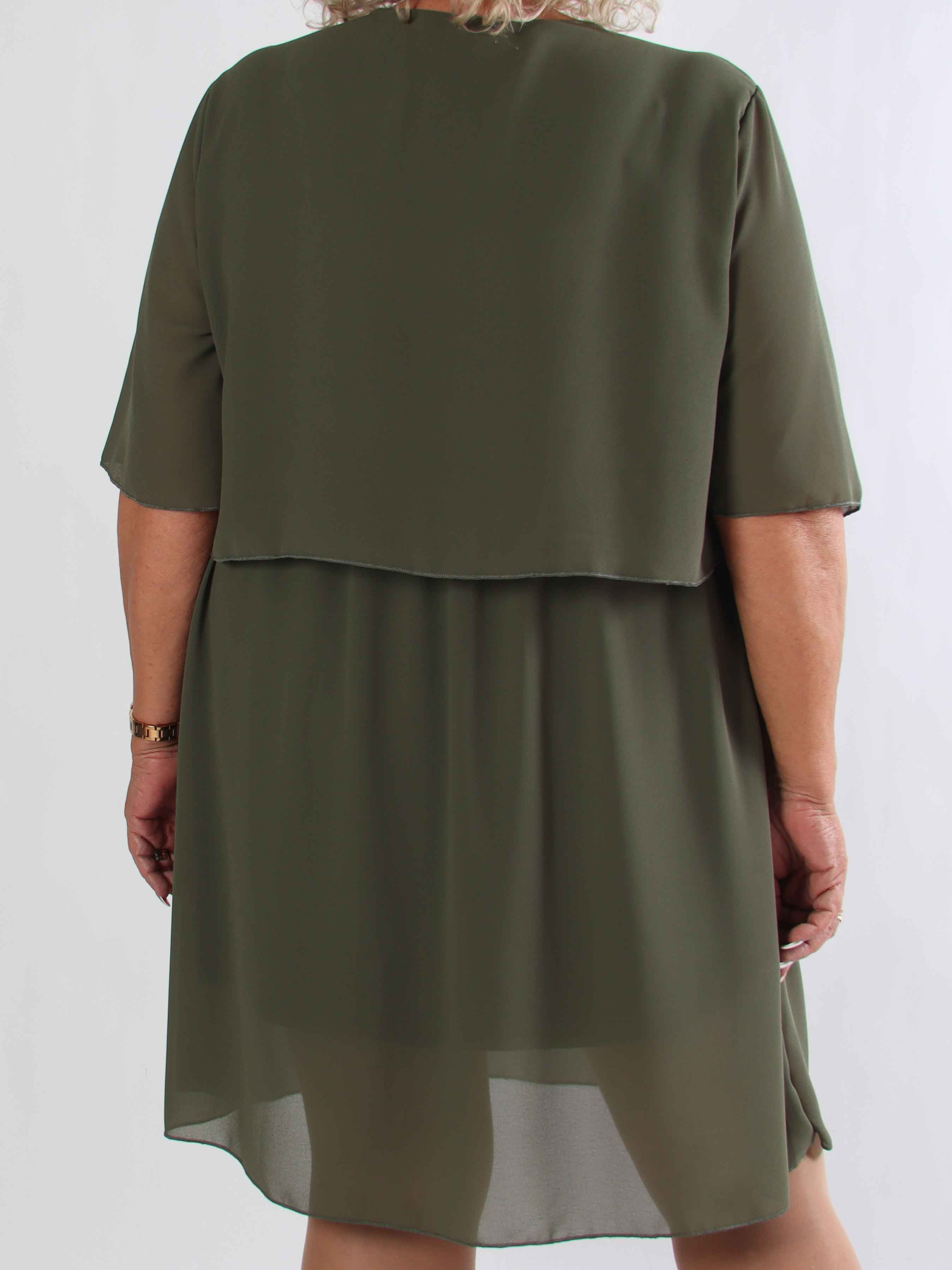Kristina Plain - Söt plain plus size klänning i chiffong med volanglager