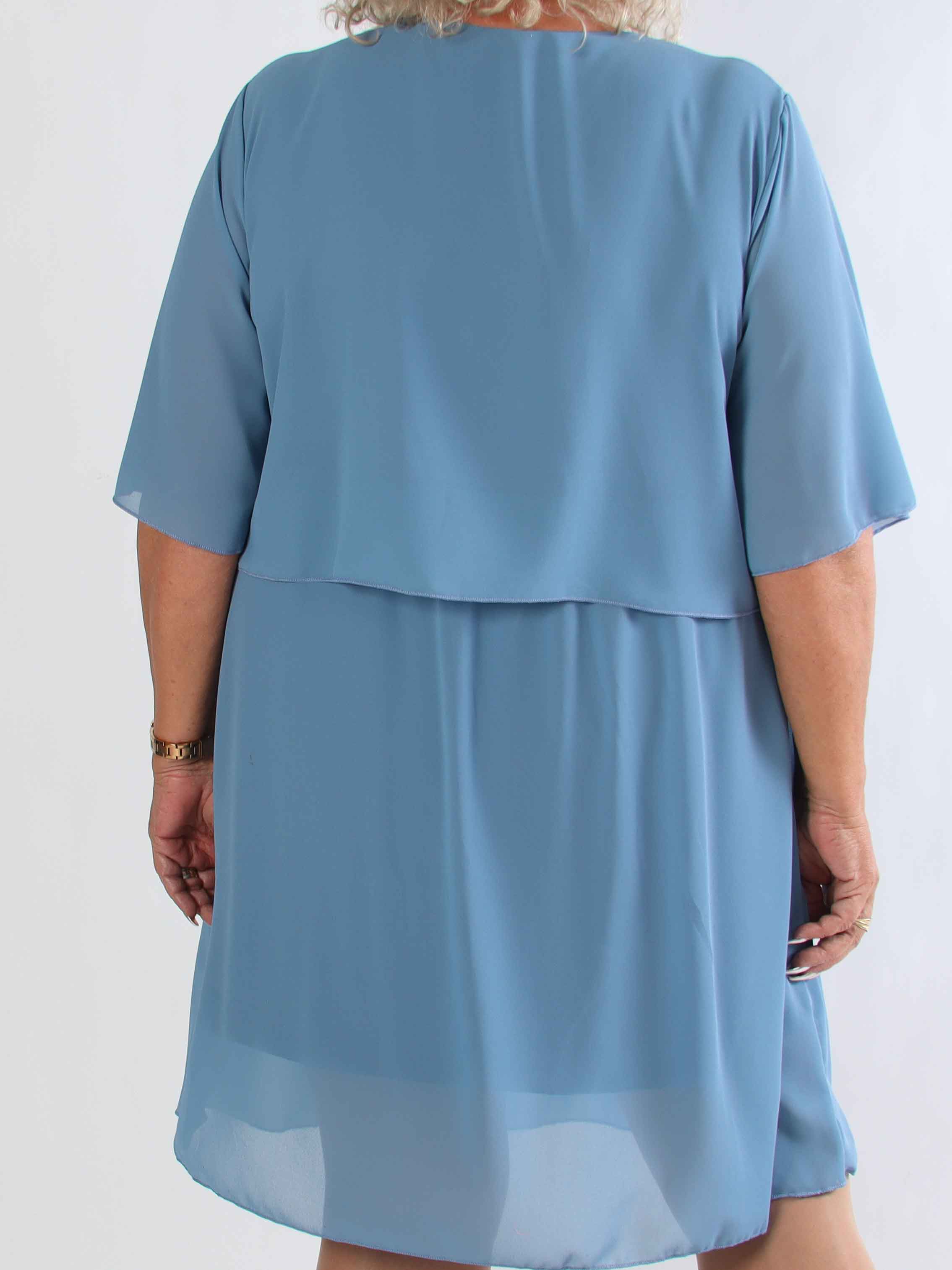 Kristina Plain - Söt plain plus size klänning i chiffong med volanglager