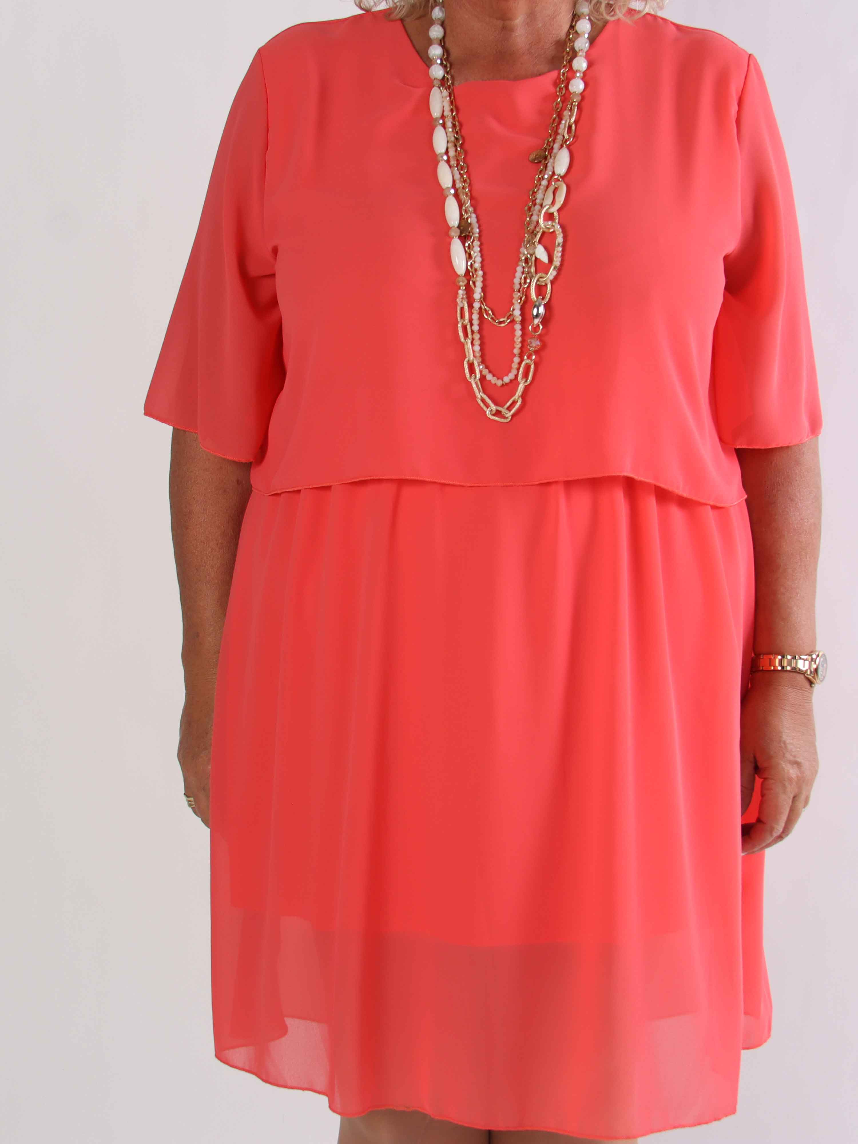 Kristina Plain - Söt plain plus size klänning i chiffong med volanglager