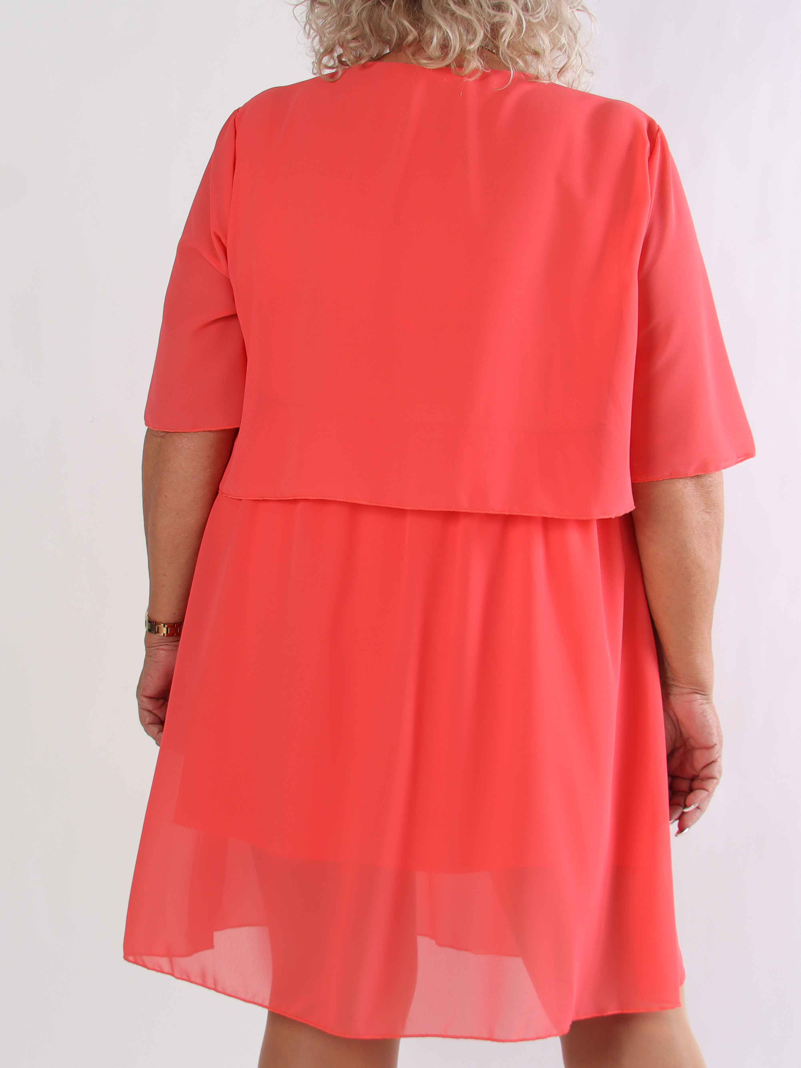Kristina Plain - Söt plain plus size klänning i chiffong med volanglager